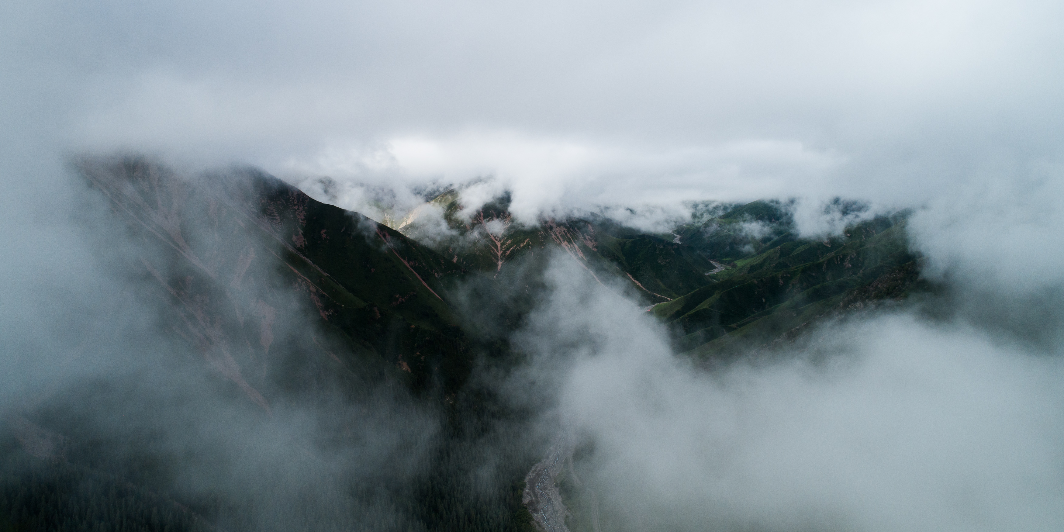 这是6月22日无人机拍摄的云雾缭绕的祁连山.新华社记者 吴刚 摄