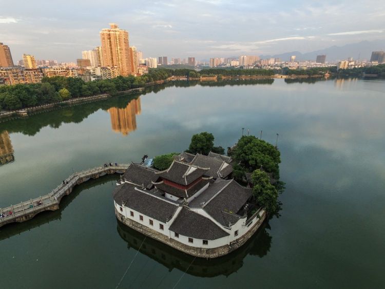 这是江西九江市烟水亭景色(2016年5月17日无人机拍摄).