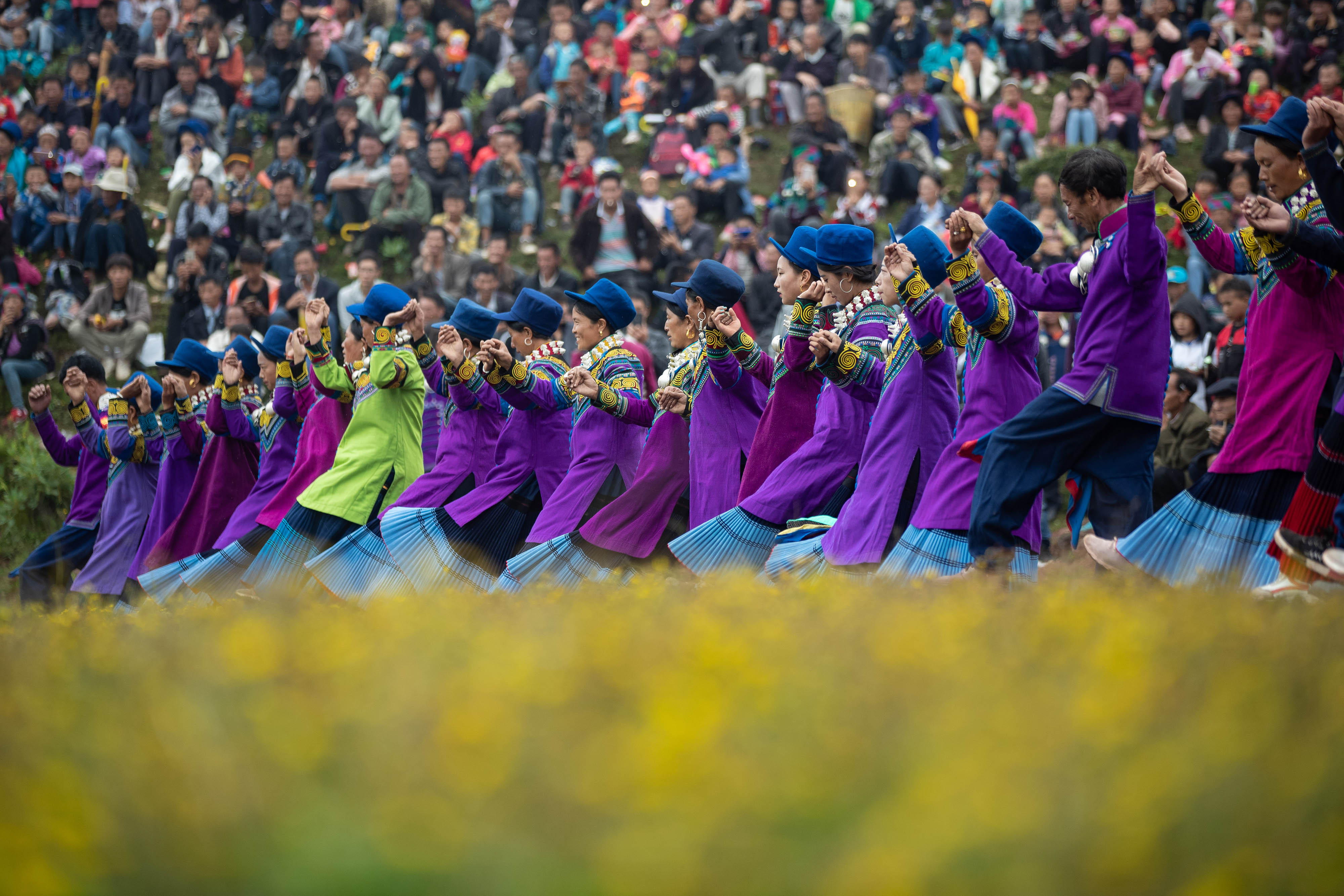 7月22日,在布拖县衣某片区火把广场,当地彝族群众跳起彝族达体舞.