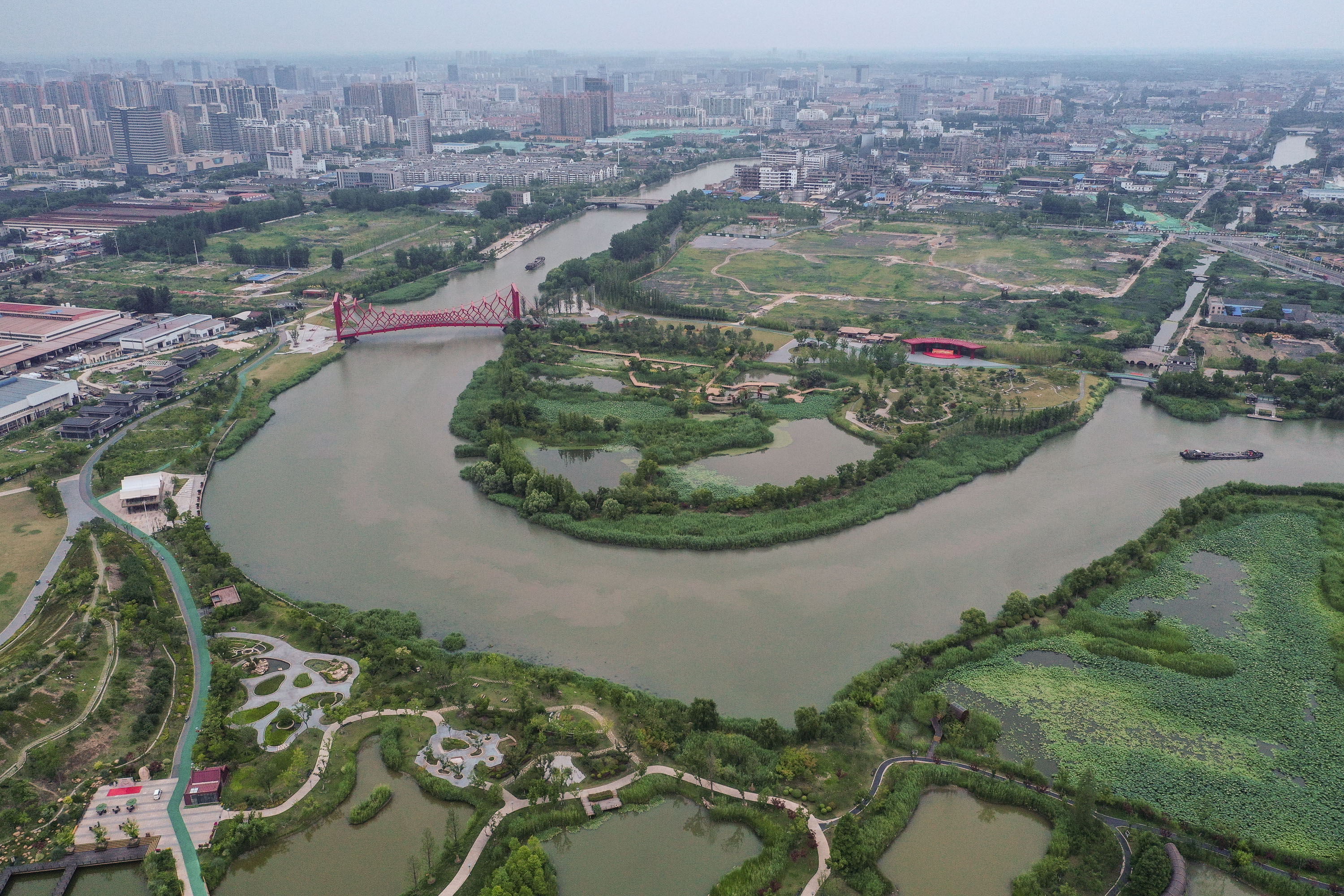 无人机拍摄的扬州三湾运河公园周边的古运河景色(6月17日摄.