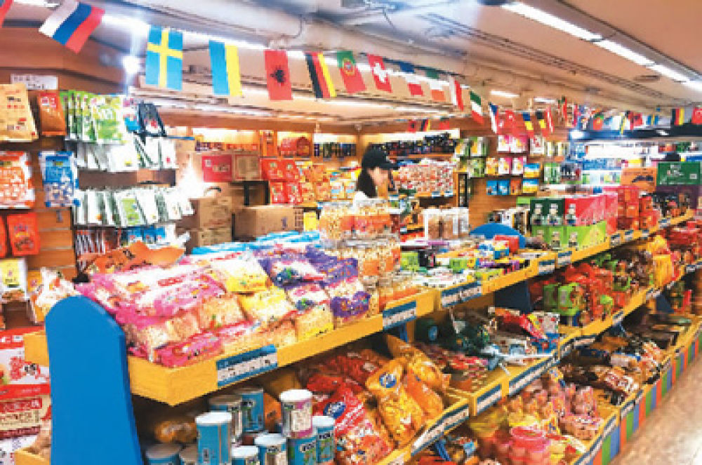 北京一家进口食品折扣店的货架上摆满了来自世界各地的进口商品.