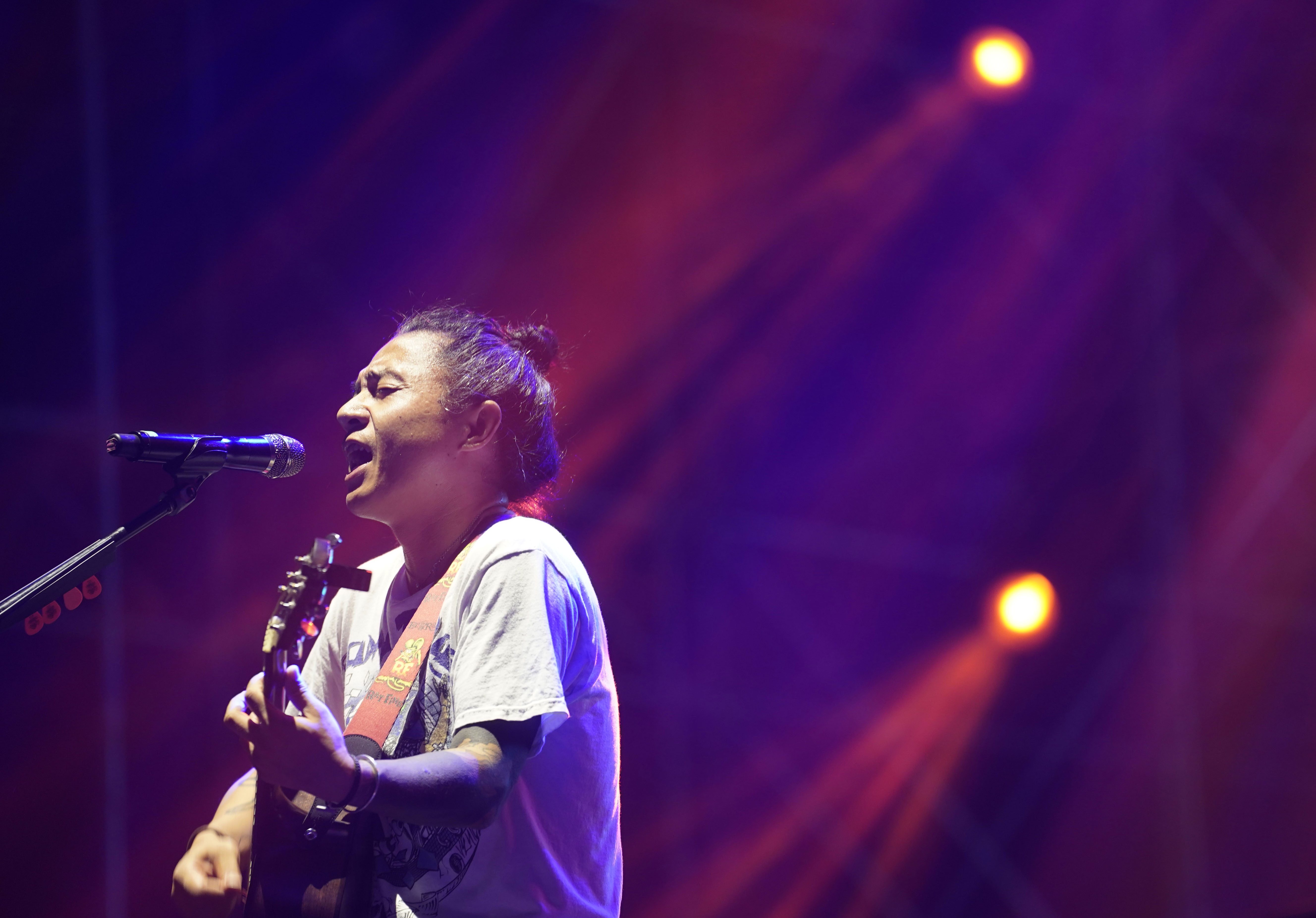 痛仰乐队主唱高虎在舞台上表演(8月24日摄).
