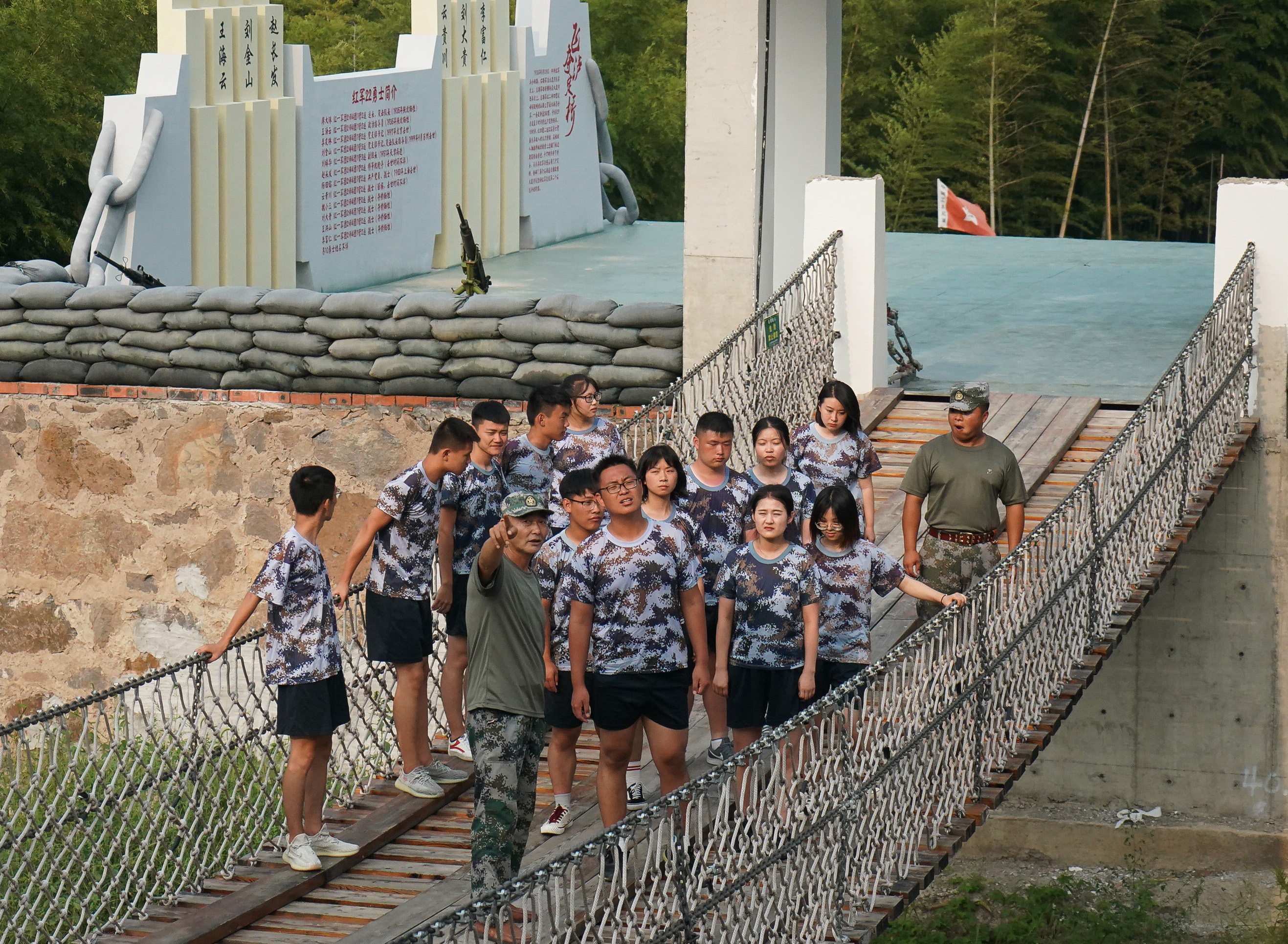 龙虎网 新闻中心 南京新闻9月11日,张勇带领大学生在大金山国防园国防