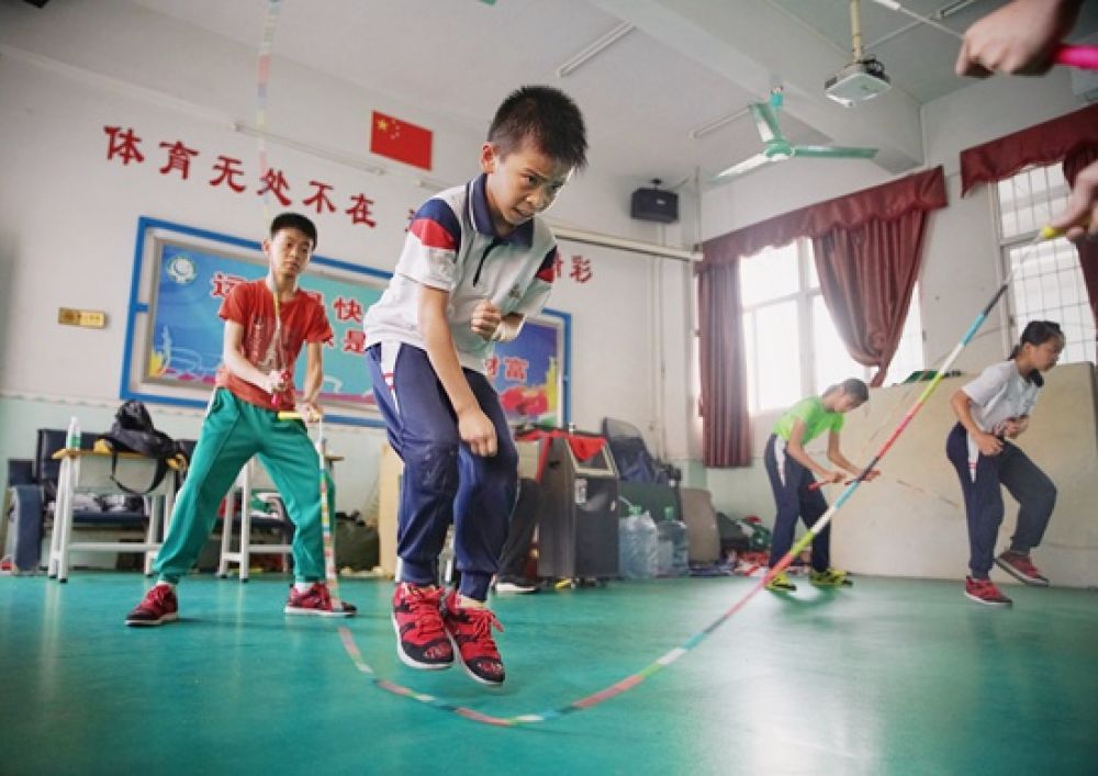 4月23日,广州,花都区七星小学的学生在训练跳绳.视觉中国供图