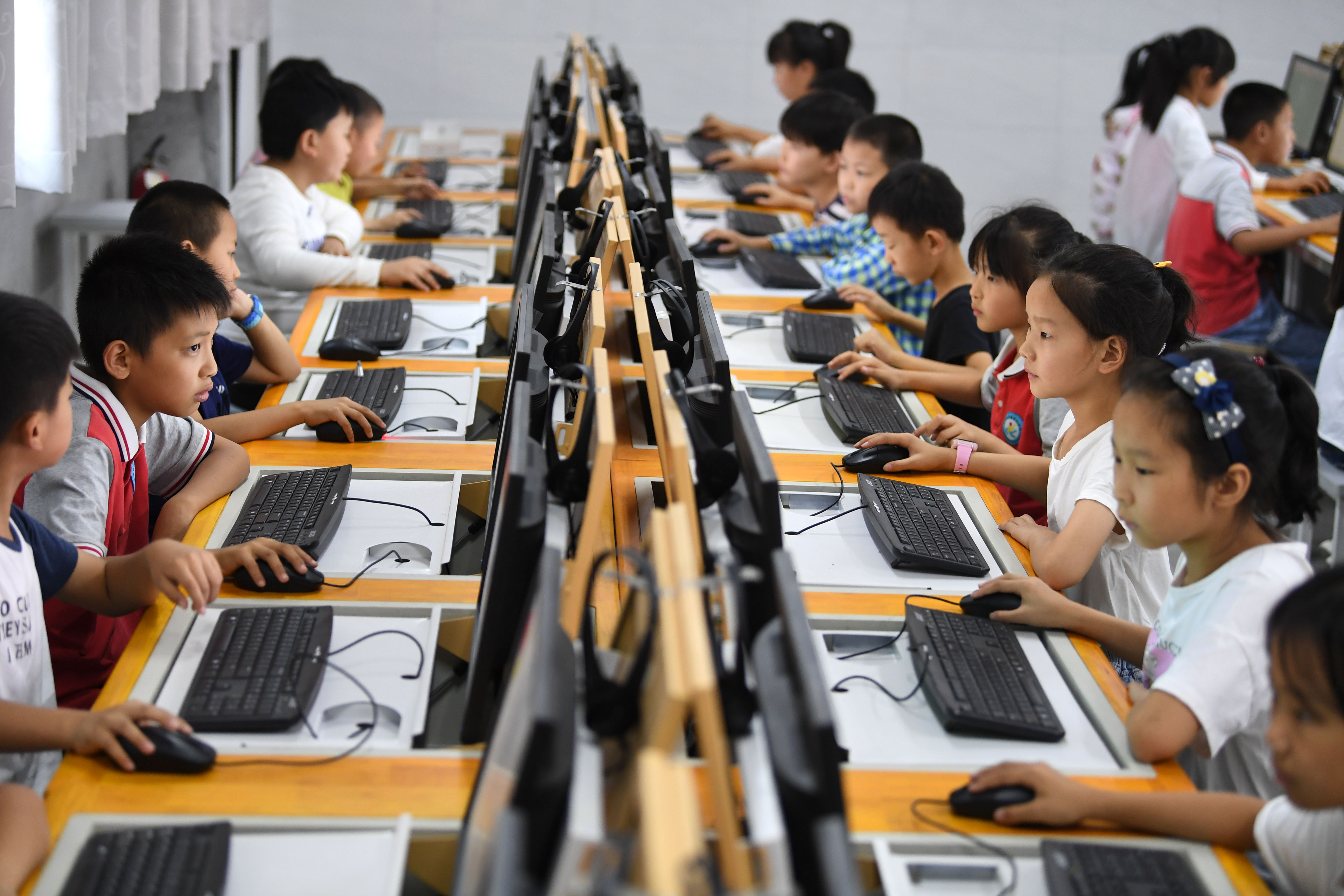 9月3日,金寨县希望小学南校区学生在上计算机课.