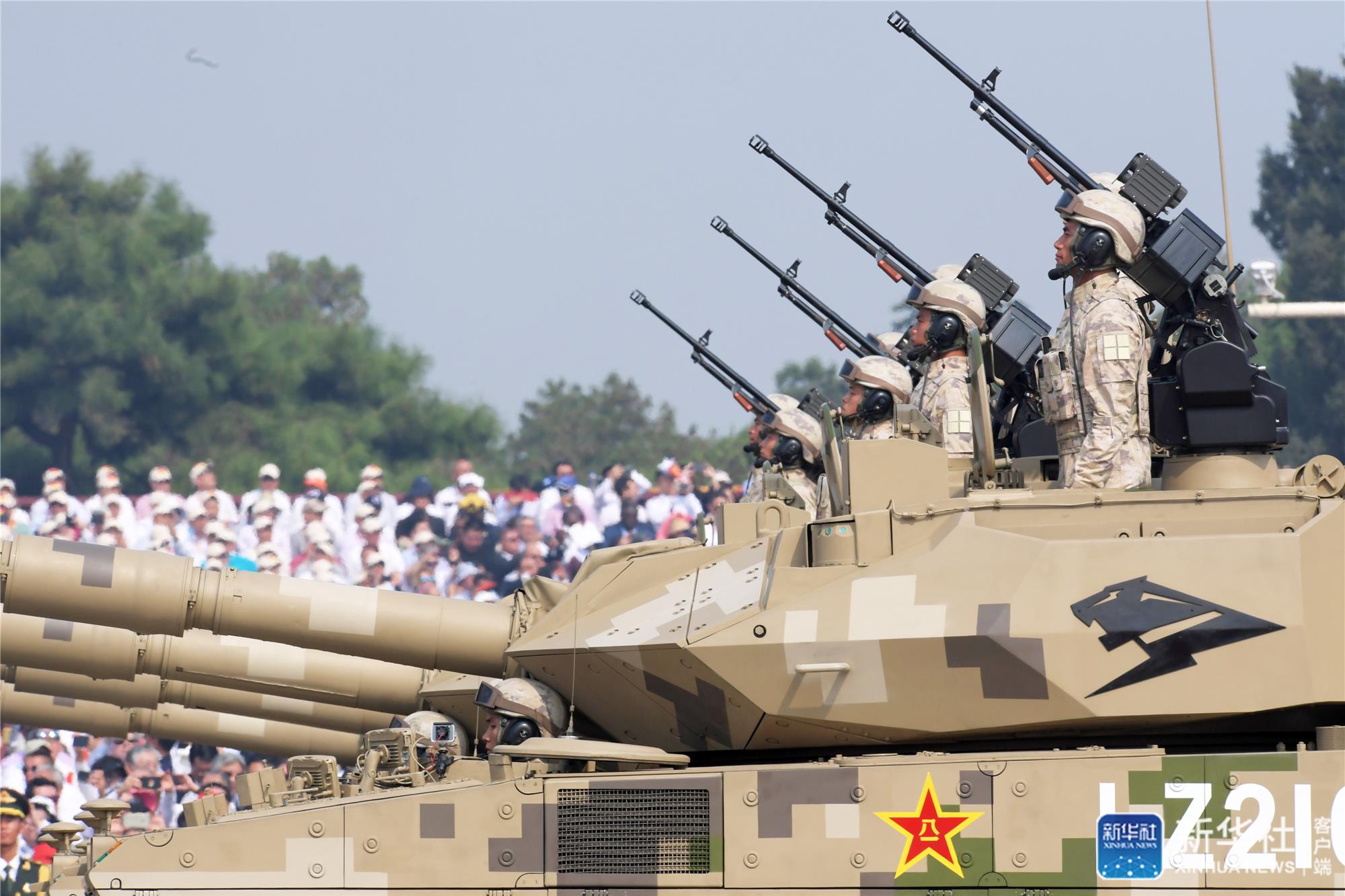 这是受阅的轻型装甲方队.新华社记者 李安 摄