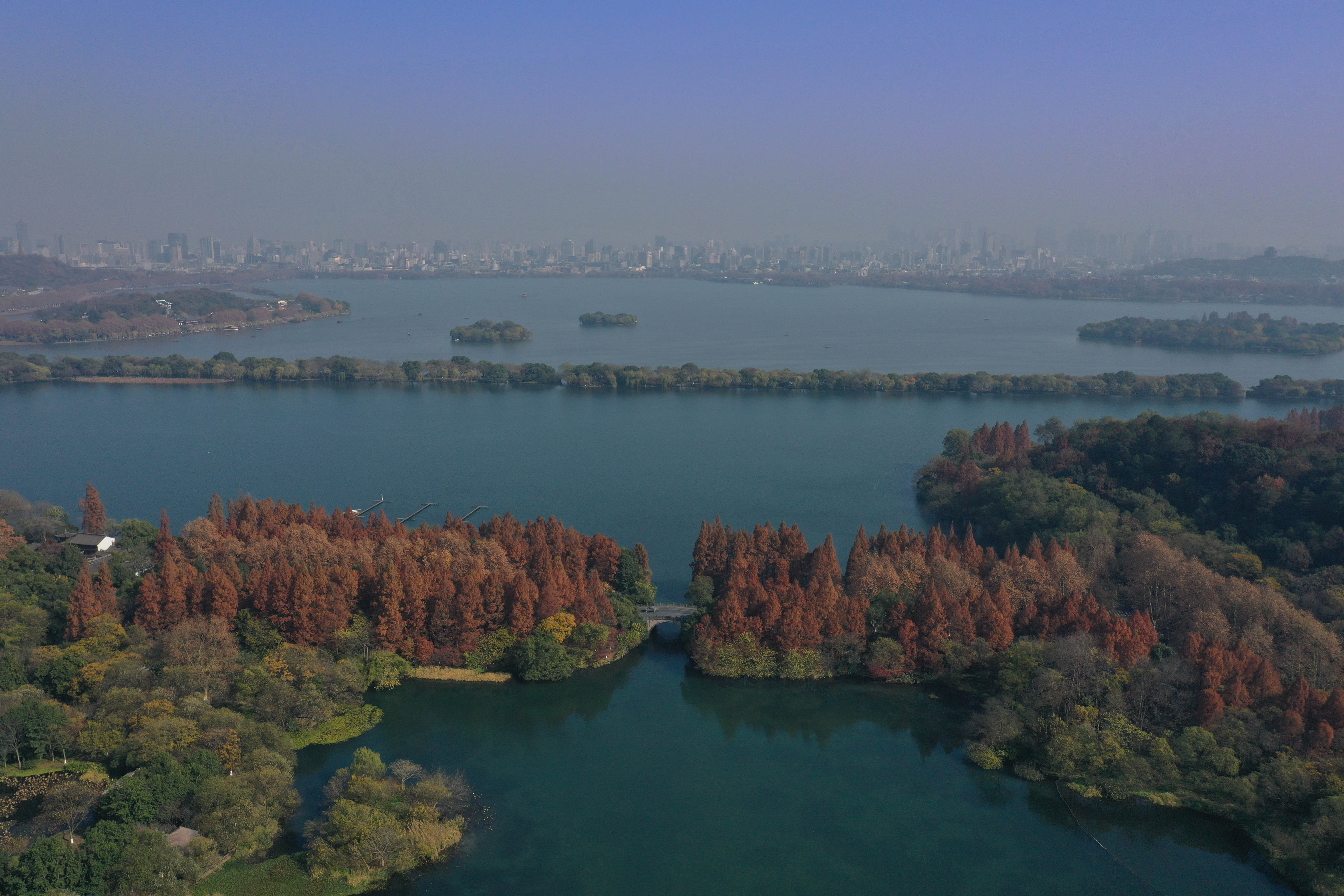 ↑12月13日无人机拍摄的杭州西湖景区杨公堤附近的景色.