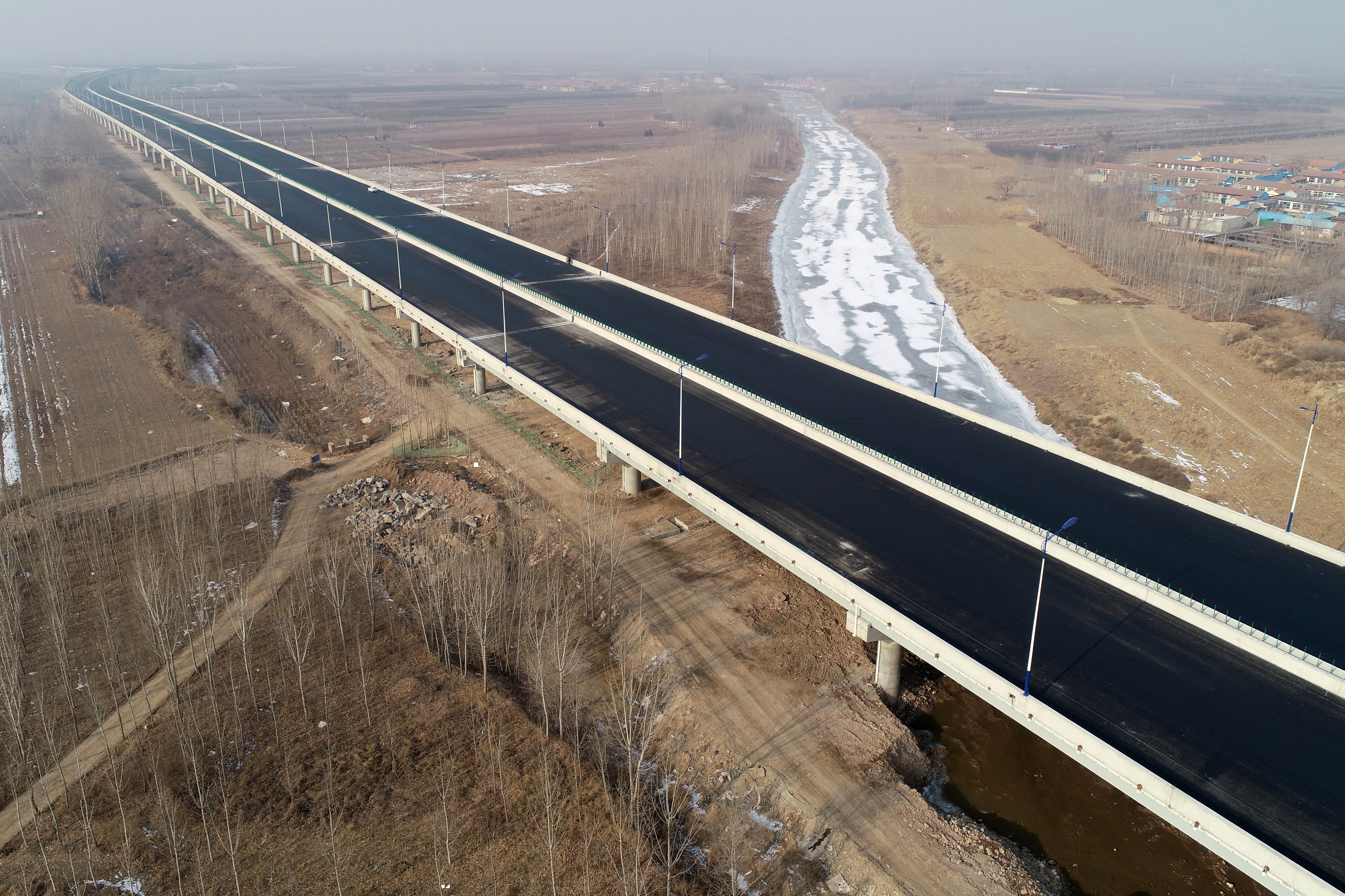 这是1月3日拍摄的北京大兴国际机场北线高速公路廊坊段龙河特大桥