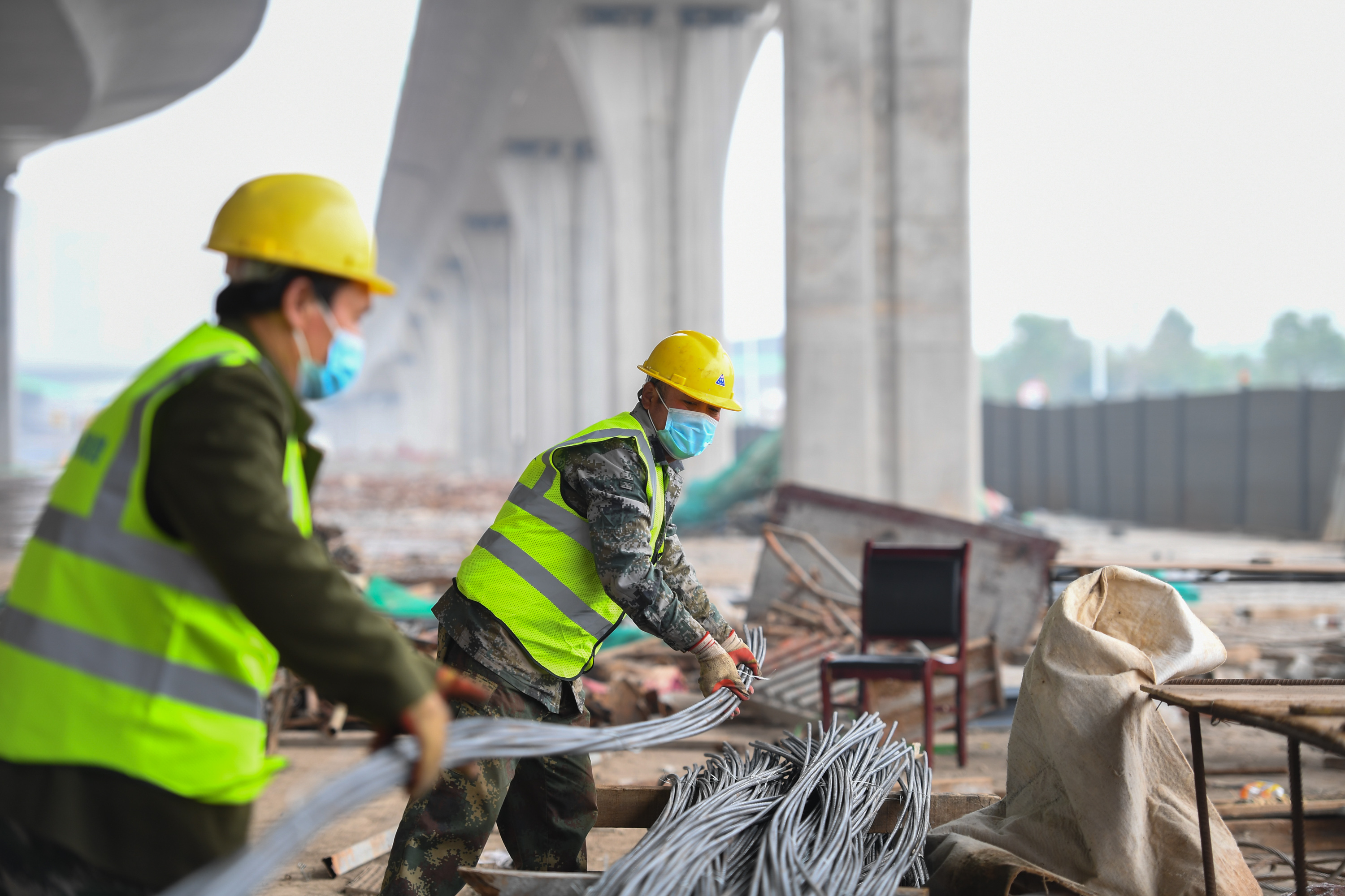 在长沙市湘府路快速化改造工程(河西段)工地,中铁二十五局工人搬运
