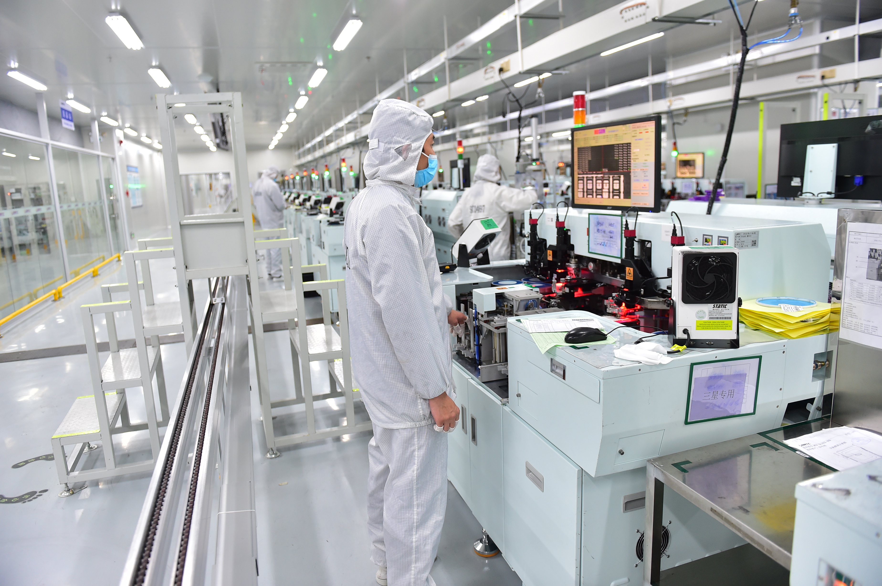 位于青山湖高新园区的江西省兆驰光电有限公司复工复产,生产线开始