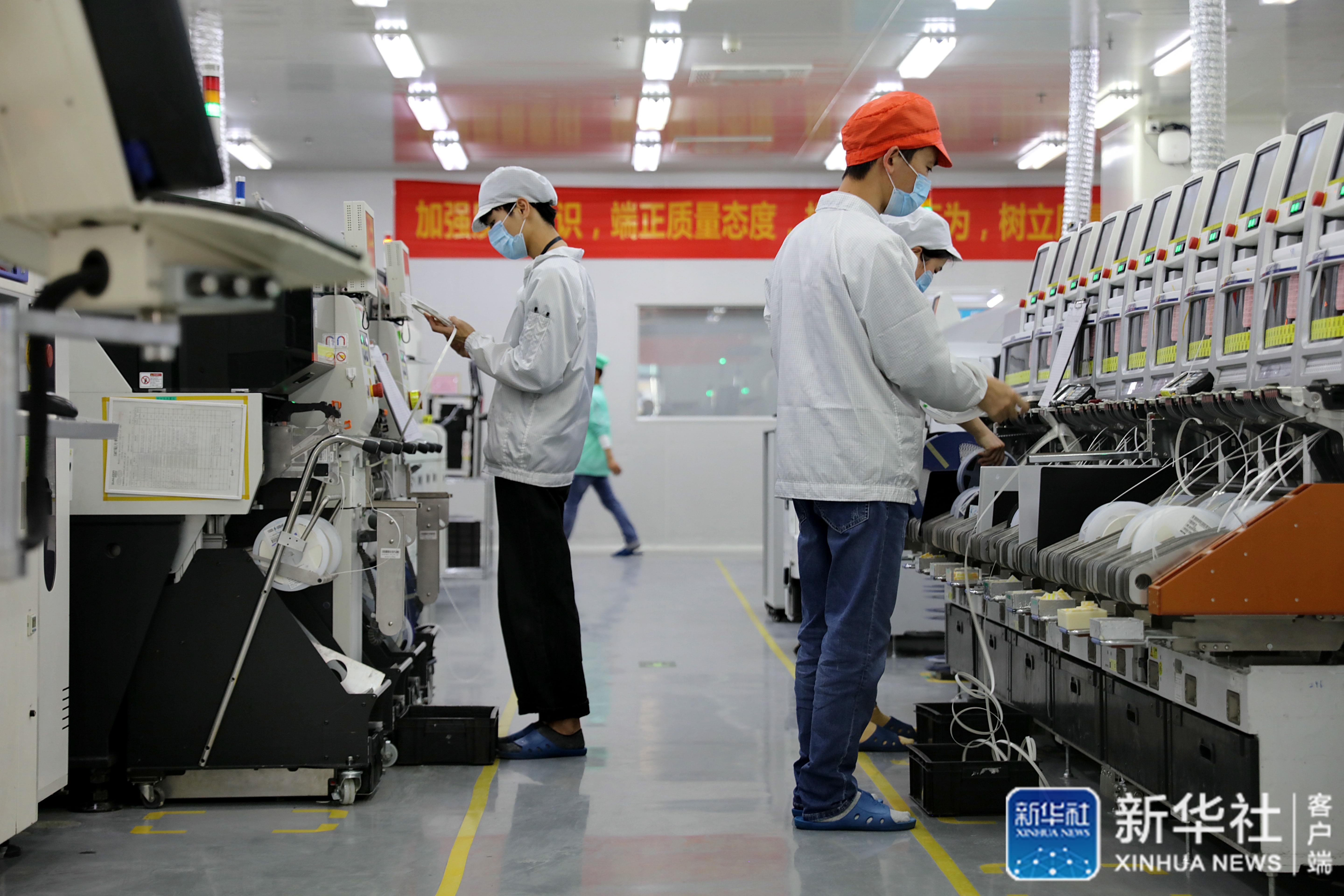 ↑工人在位于广东深圳光明区的欣旺达电子股份有限公司生产车间