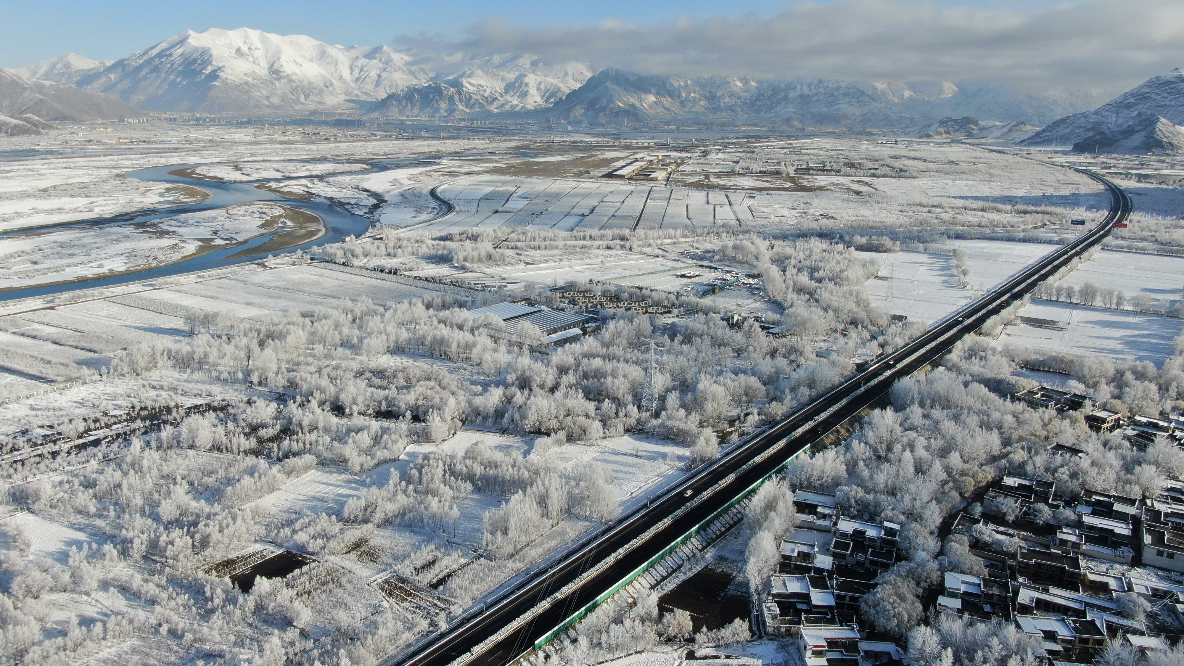 这是3月24日拍摄的雅鲁藏布江沿岸雪景(无人机照片).