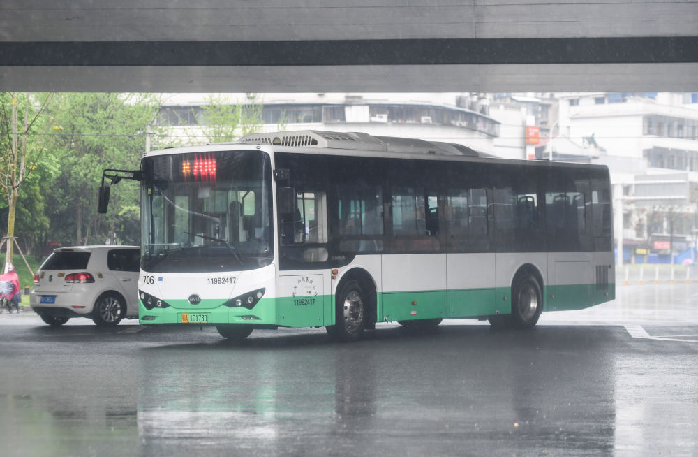 3月25日,一辆公交车行驶在武汉街头.