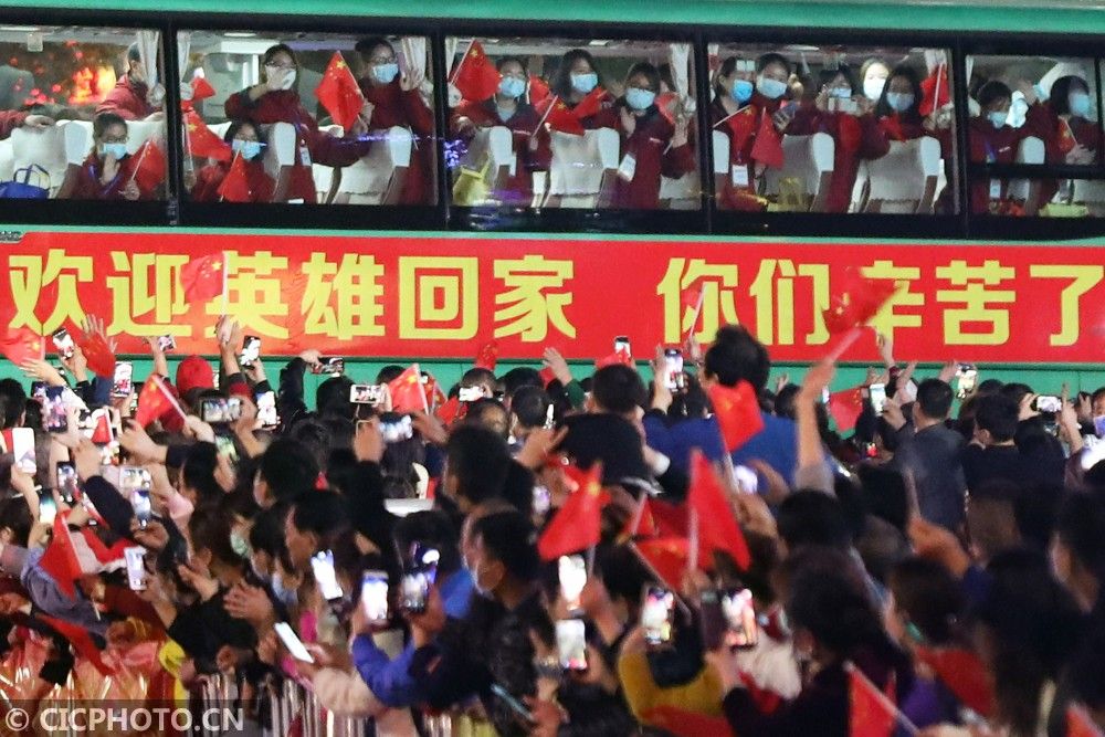 2020年3月22日,湖南衡阳市民欢迎驰援湖北黄冈的医疗队员凯旋归来