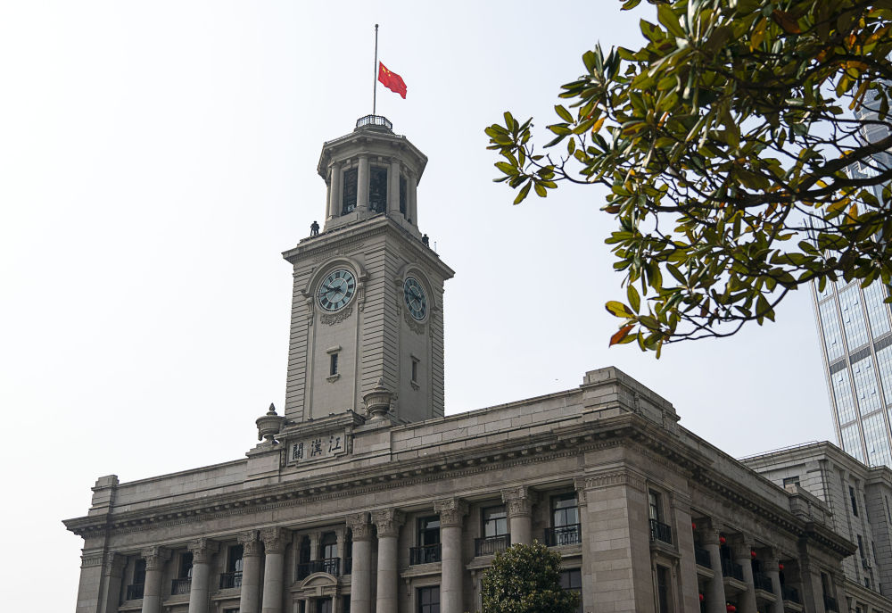 4月4日,武汉江汉关大楼下半旗志哀.