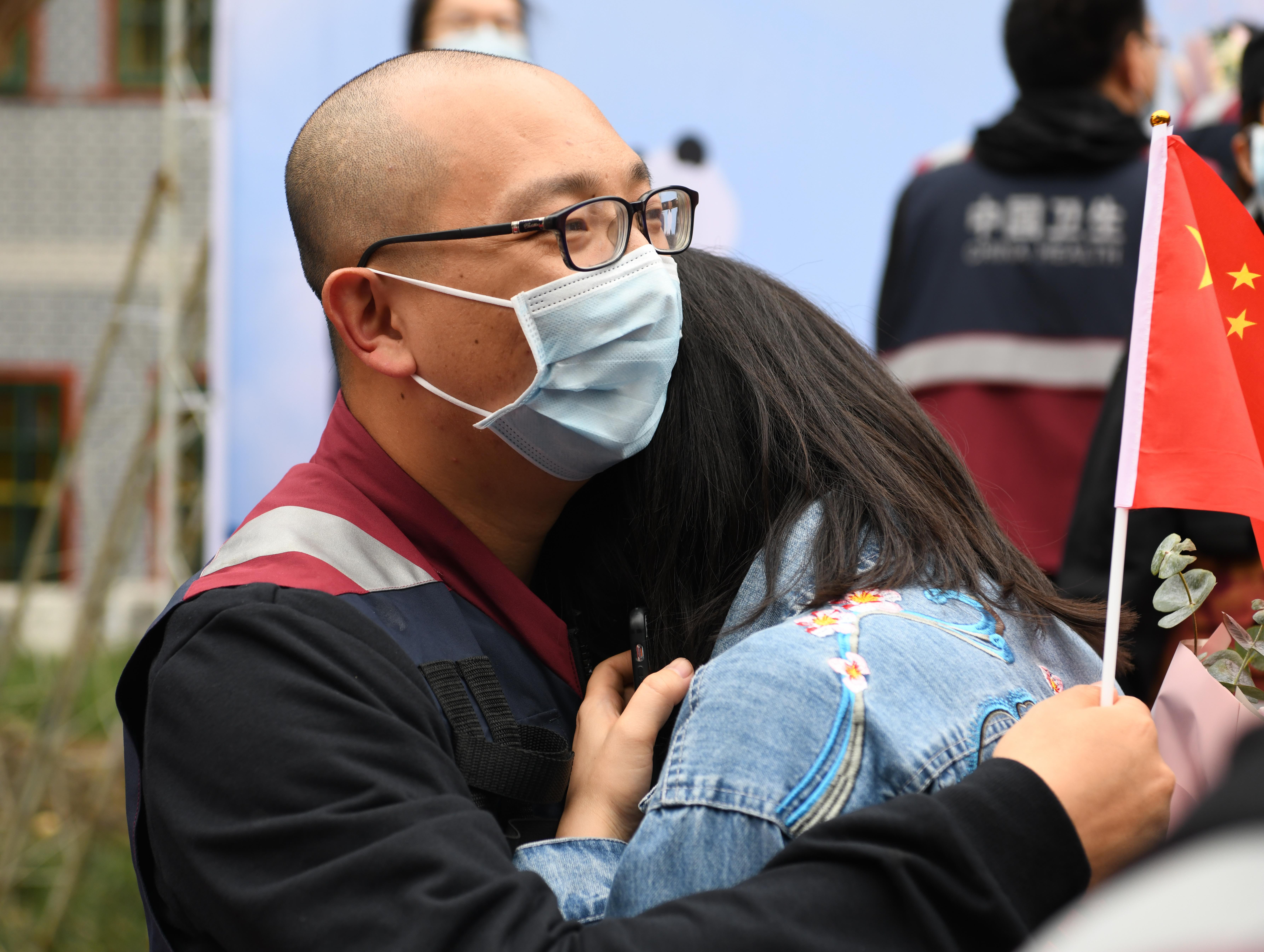 4月21日,在四川大学华西医院,医疗队队员和家人相互拥抱.