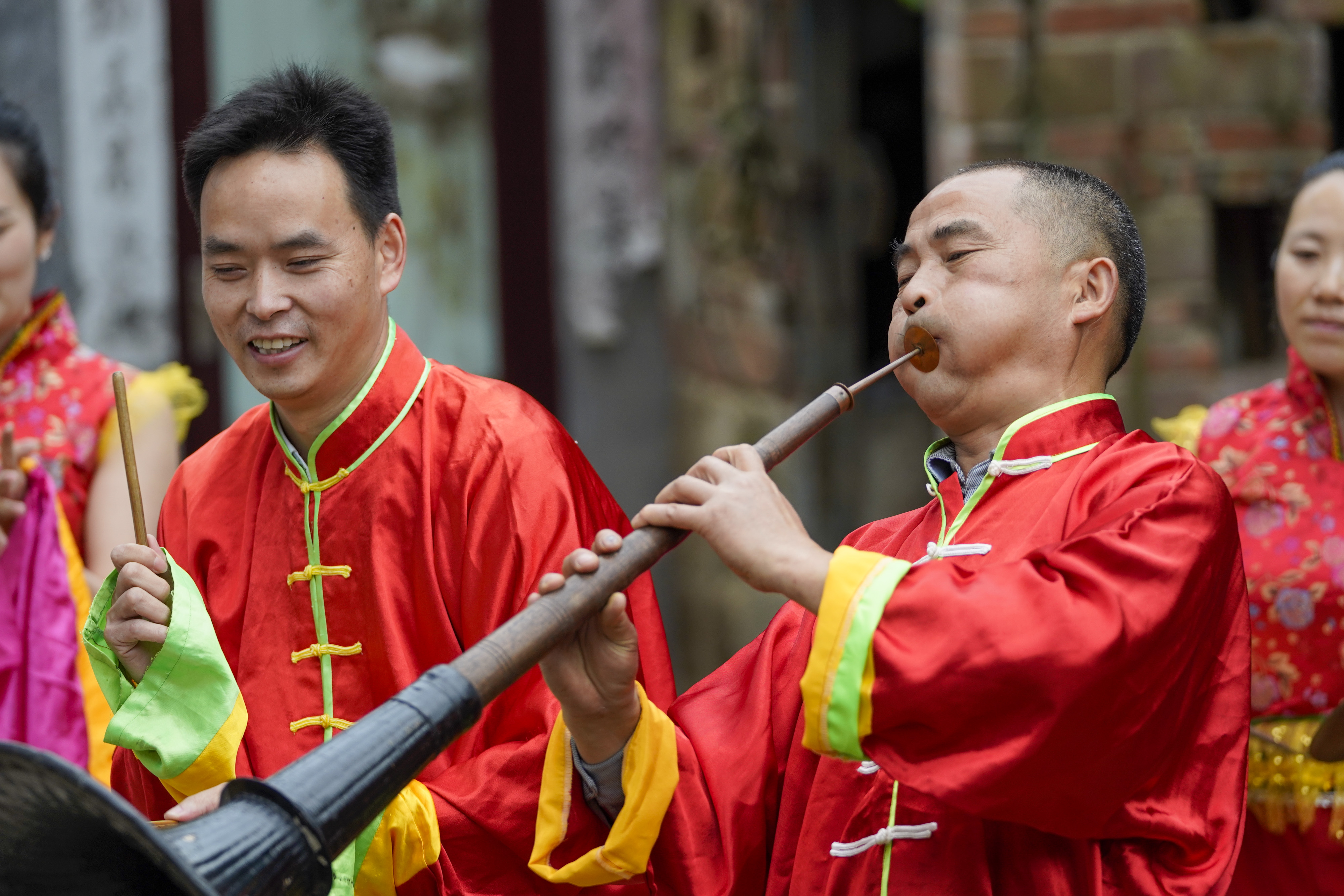 4月21日,永城吹打刘家乐班成员用自制的特色唢呐进行演奏.