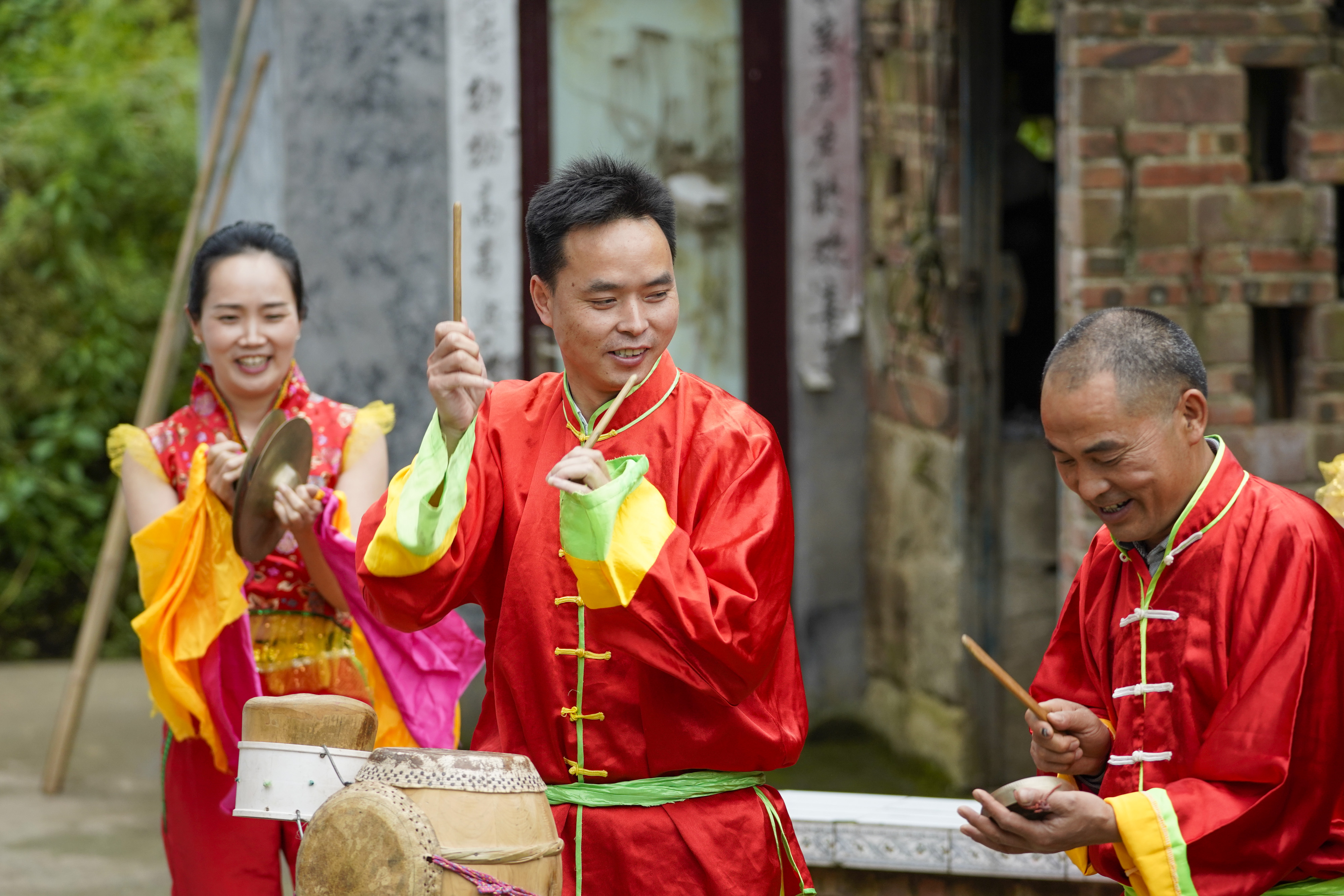 4月21日,永城吹打刘家乐班成员刘重辉(中)和罗家平(右)在进行排练.