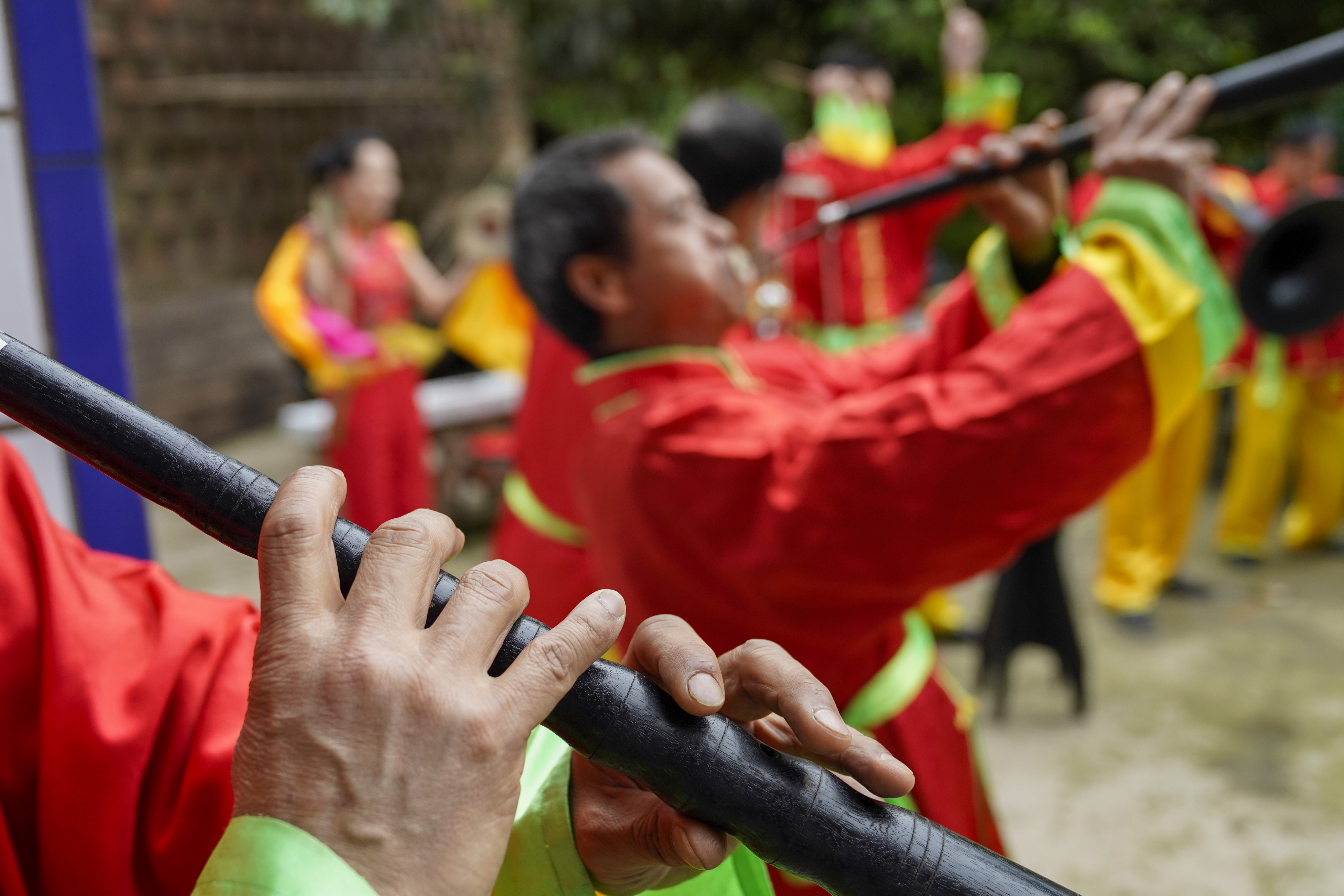 4月21日,永城吹打刘家乐班成员在院坝里进行排练.