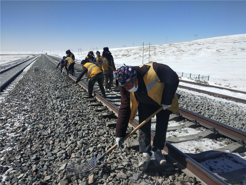 用脚步和忠诚守护雪域天路—记青藏铁路望昆线路车间副主任于本蕃