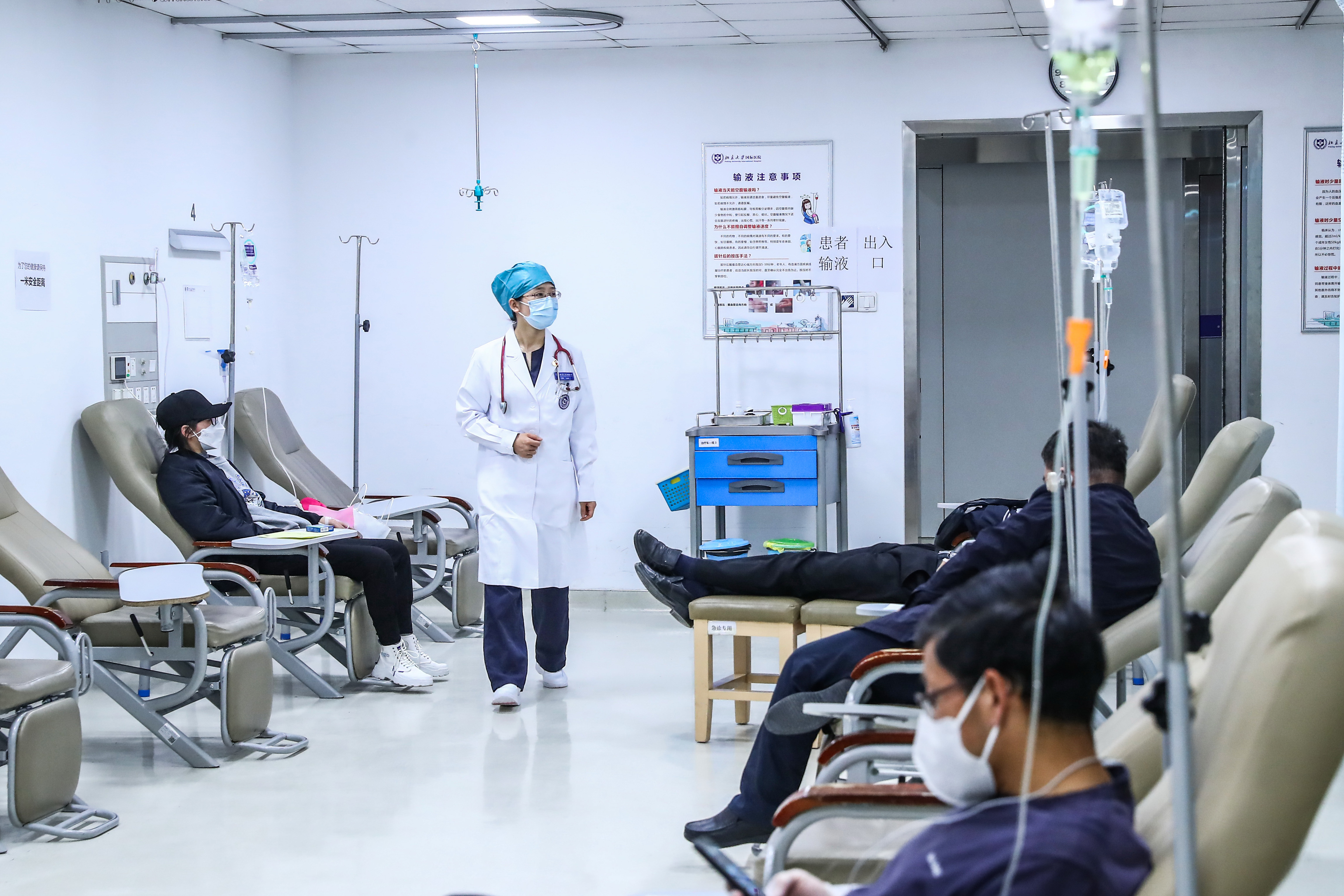 付雪莹在北京大学国际医院急诊科查看输液室病人的情况(4月28日摄).