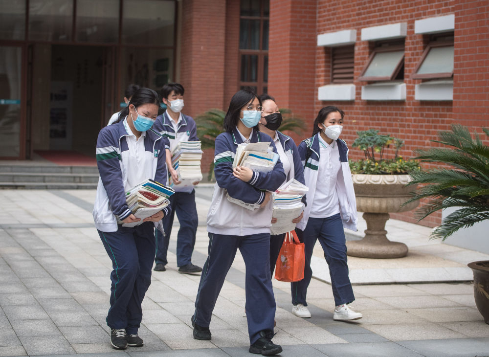 武汉睿升学校高三年级住校学生在行李物品经过消杀后进入校园