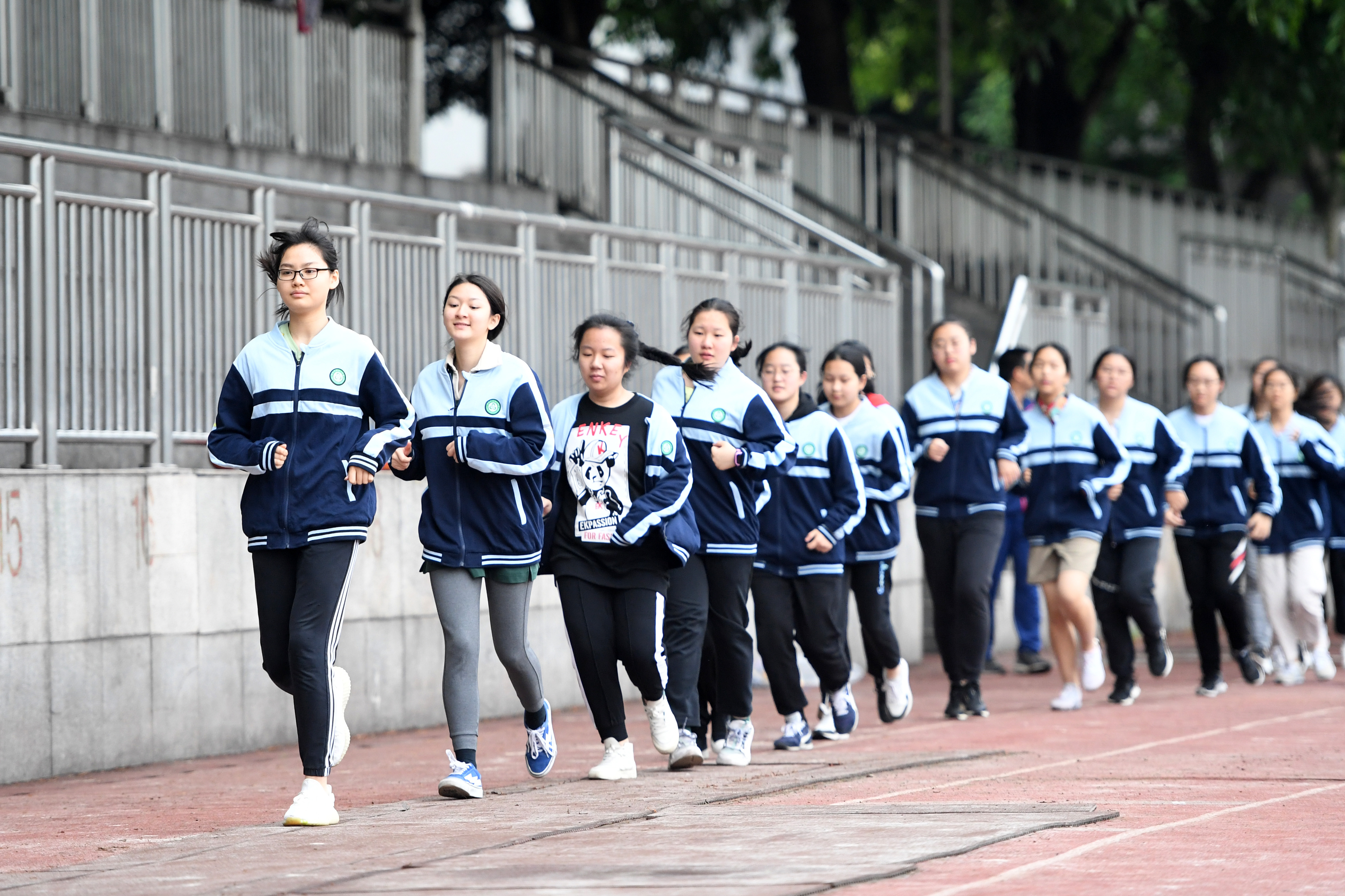 5月13日,重庆市凤鸣山中学的学生在体育课上慢跑.