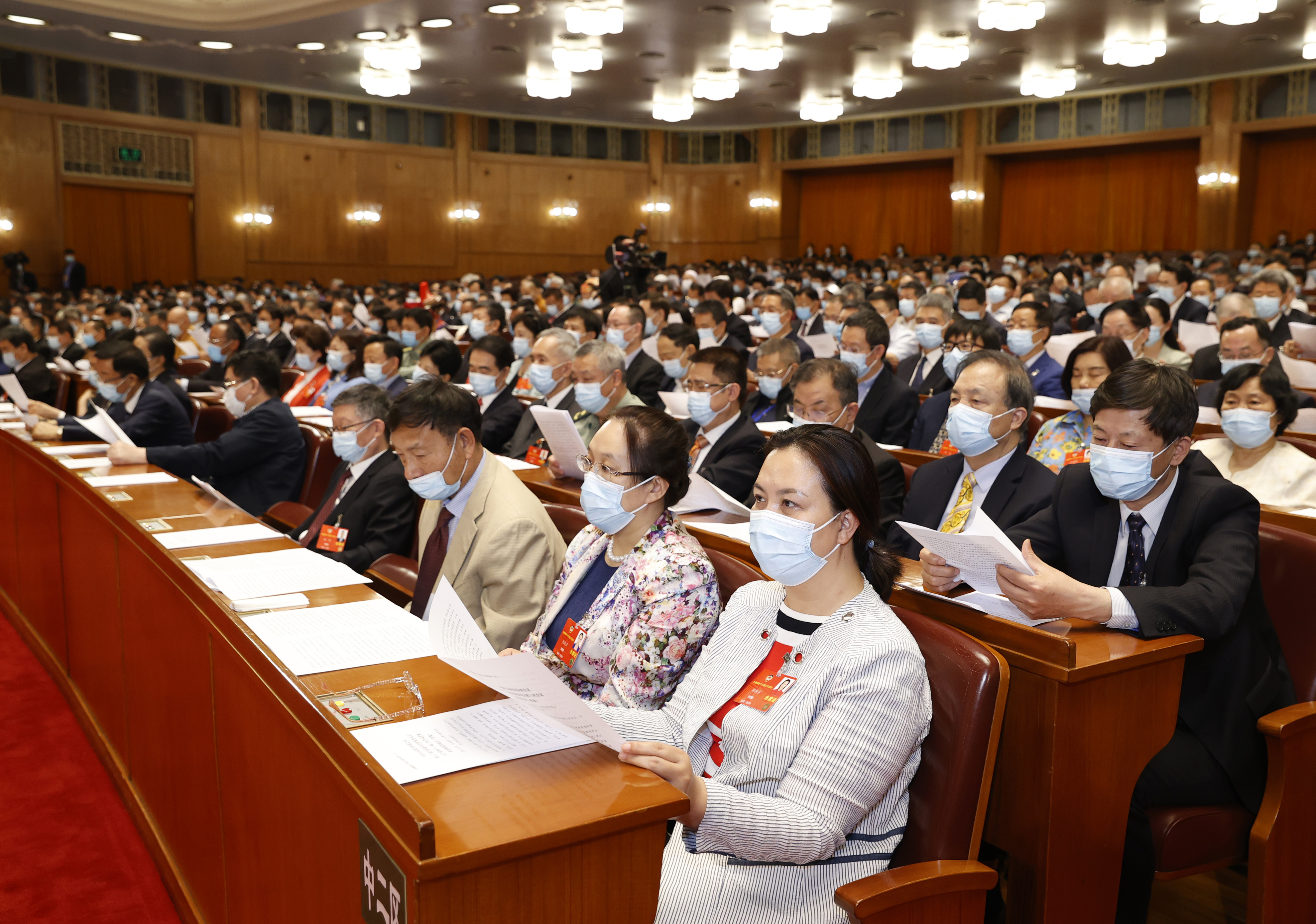 全国政协十三届三次会议举行闭幕会