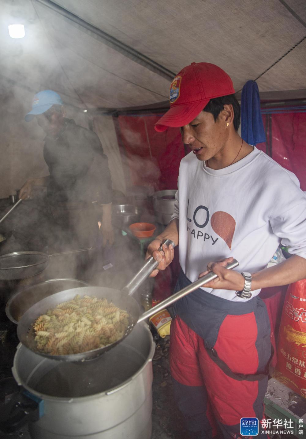 海拔6500米咋做饭?探访珠峰高山厨房