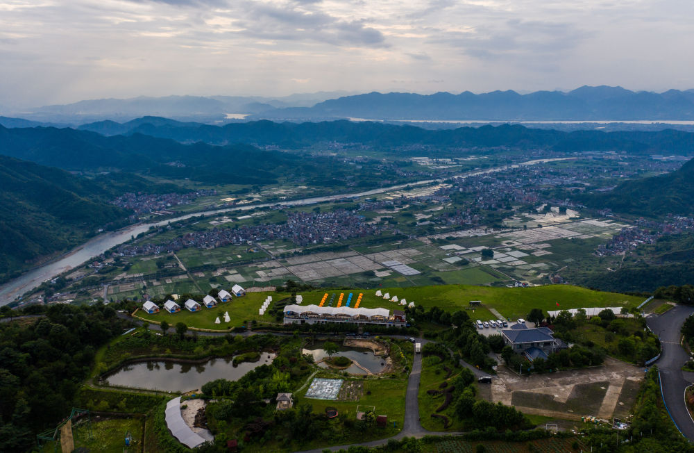 空中俯瞰杭州市富阳区常安镇永安山顶的帐篷酒店(6月27日摄,无人机