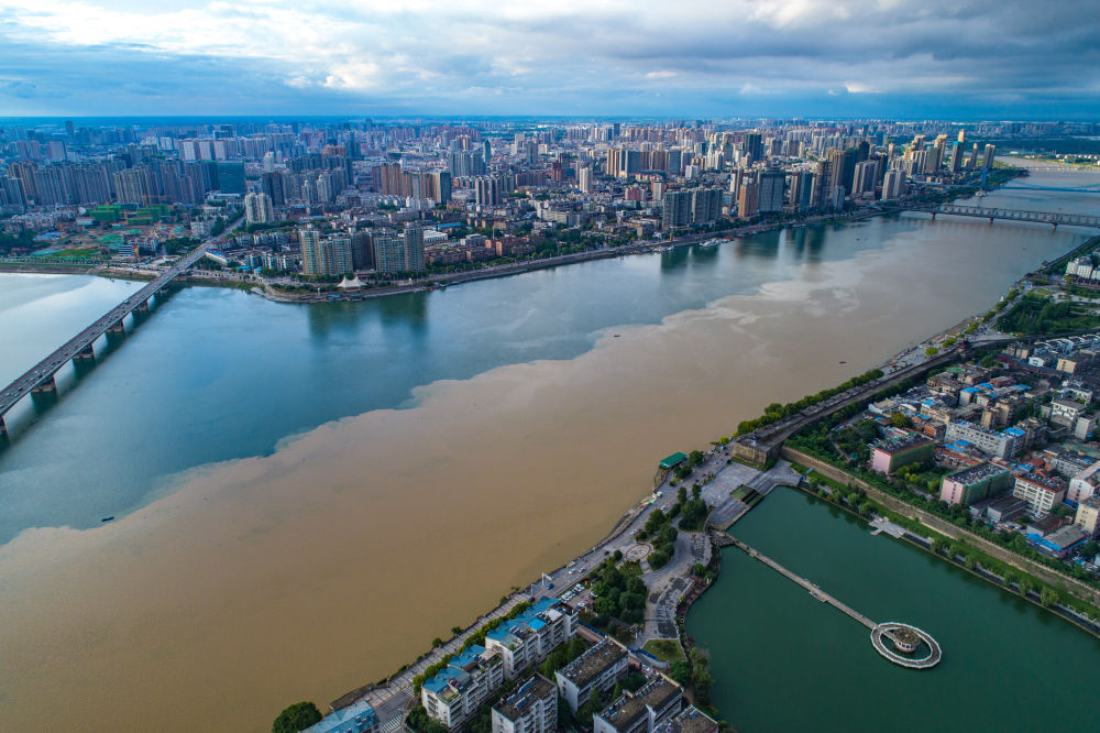 6月28日无人机拍摄的汉江湖北襄阳城区段泾渭分明的景观.