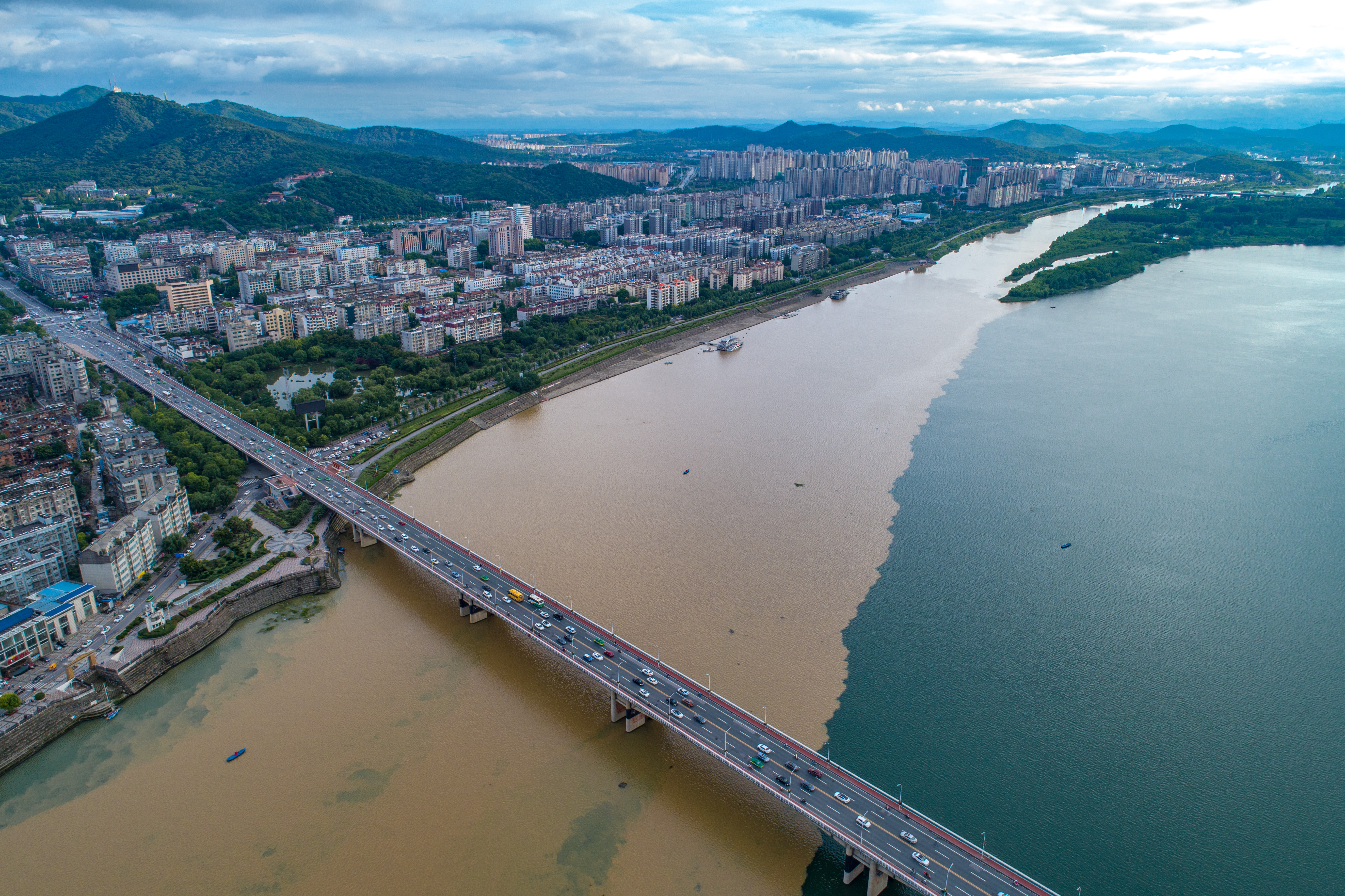 湖北襄阳:雨后汉江"泾渭分明"