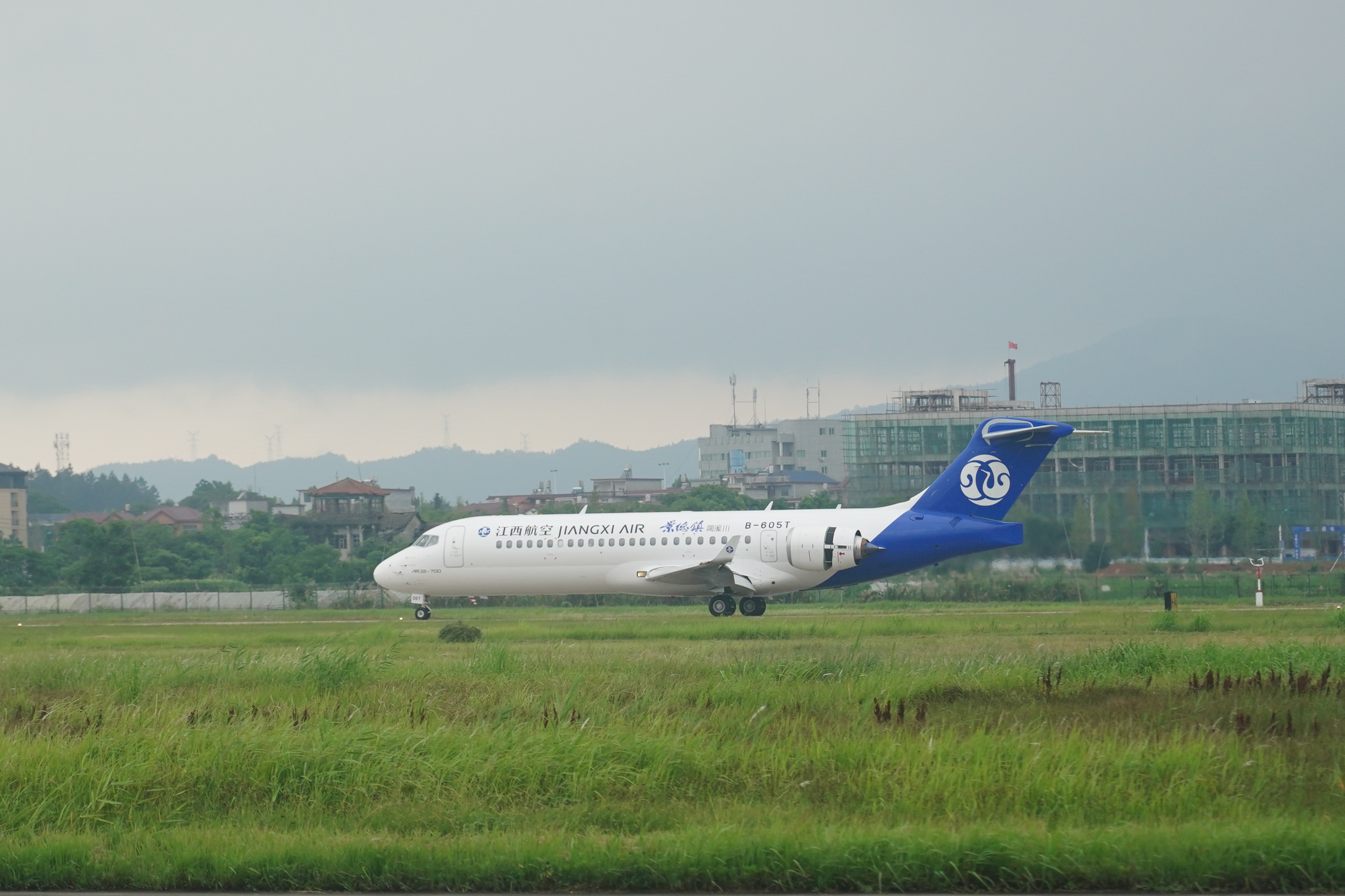 6月10日,"景德镇"号arj21客机降落在江西景德镇罗家弧场.