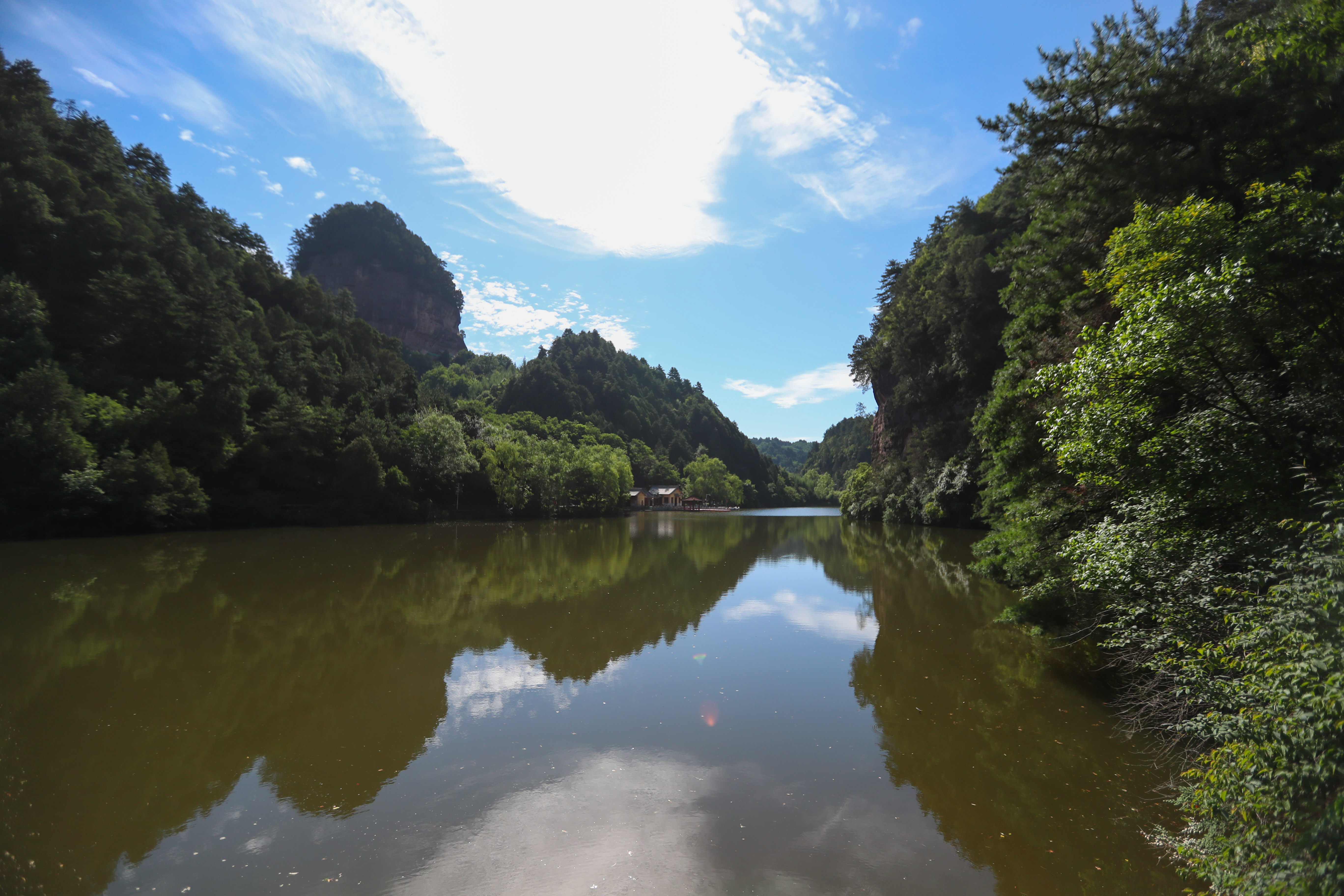 这是7月7日拍摄的甘肃省天水市麦积山风景区仙人崖一景.