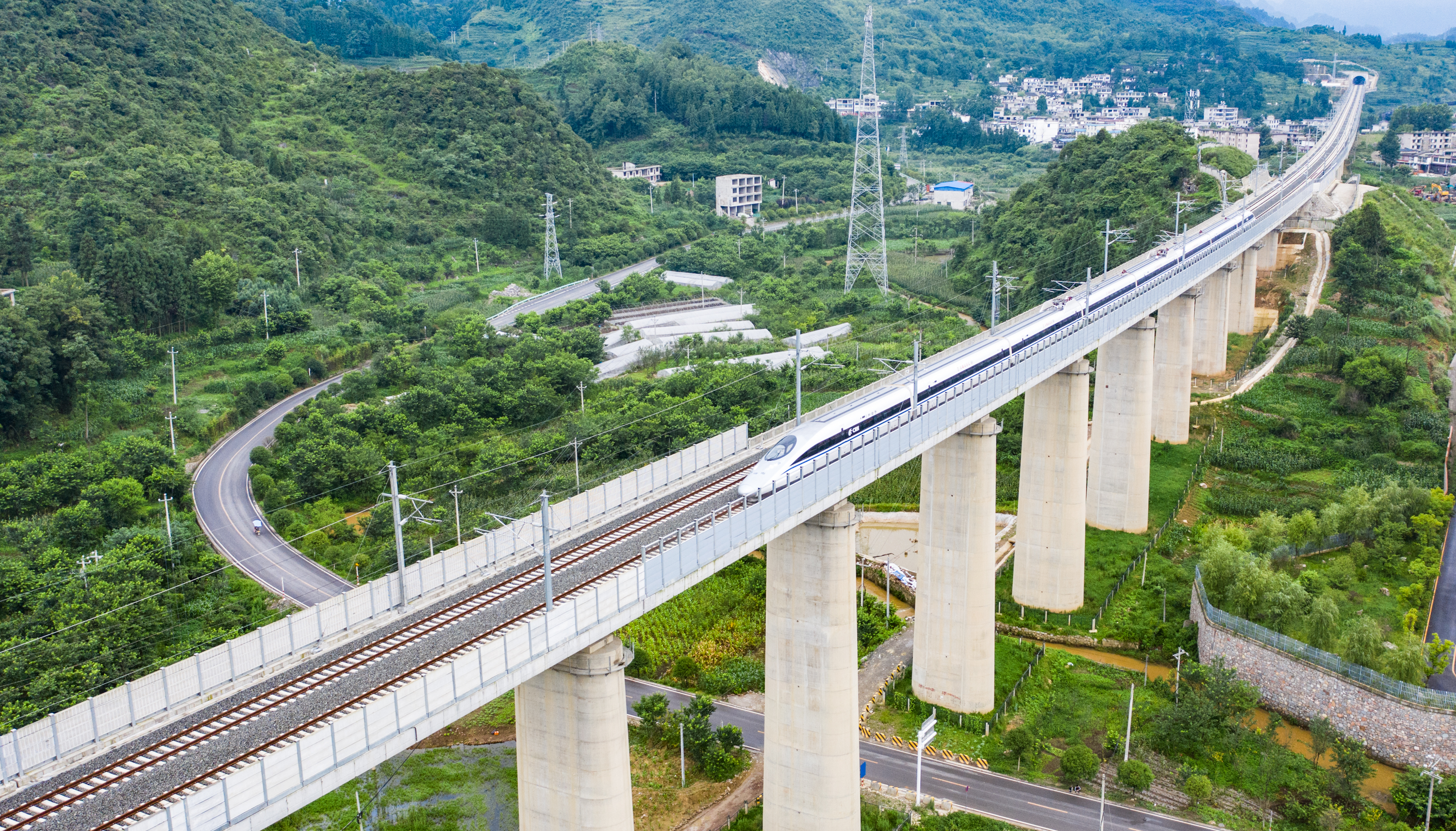 在六盘水市六枝特区,一辆高铁列车行驶通过安六高铁安家寨特大桥(无人