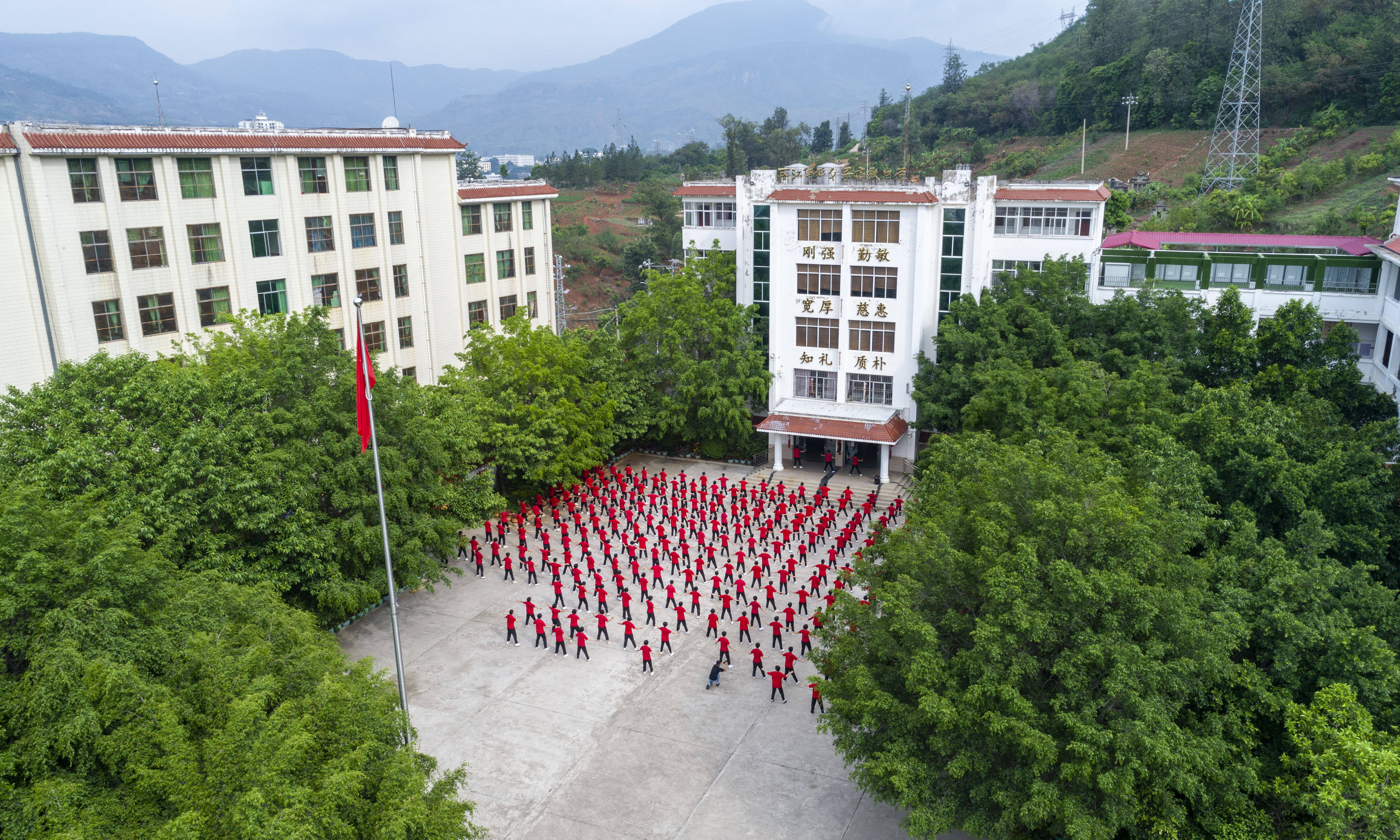 ↑云南丽江华坪女子高级中学学生在做课间操(7月4日摄).