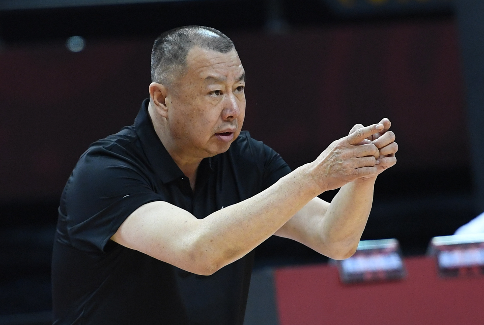 7月11日,青岛国信双星队主教练吴庆龙在场边指挥.