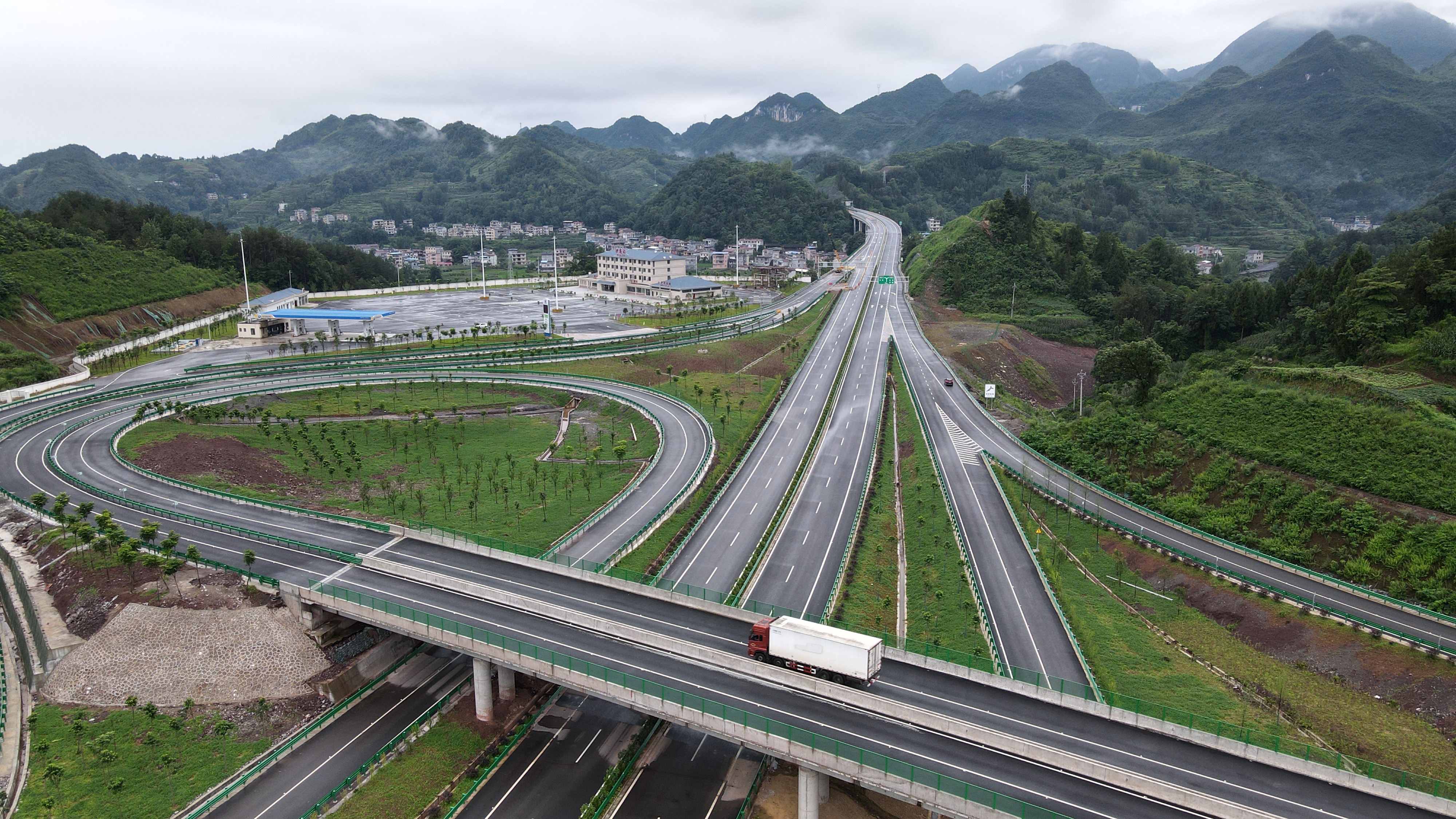 这是7月16日拍摄的宣鹤高速公路沙道沟互通(无人机照片).