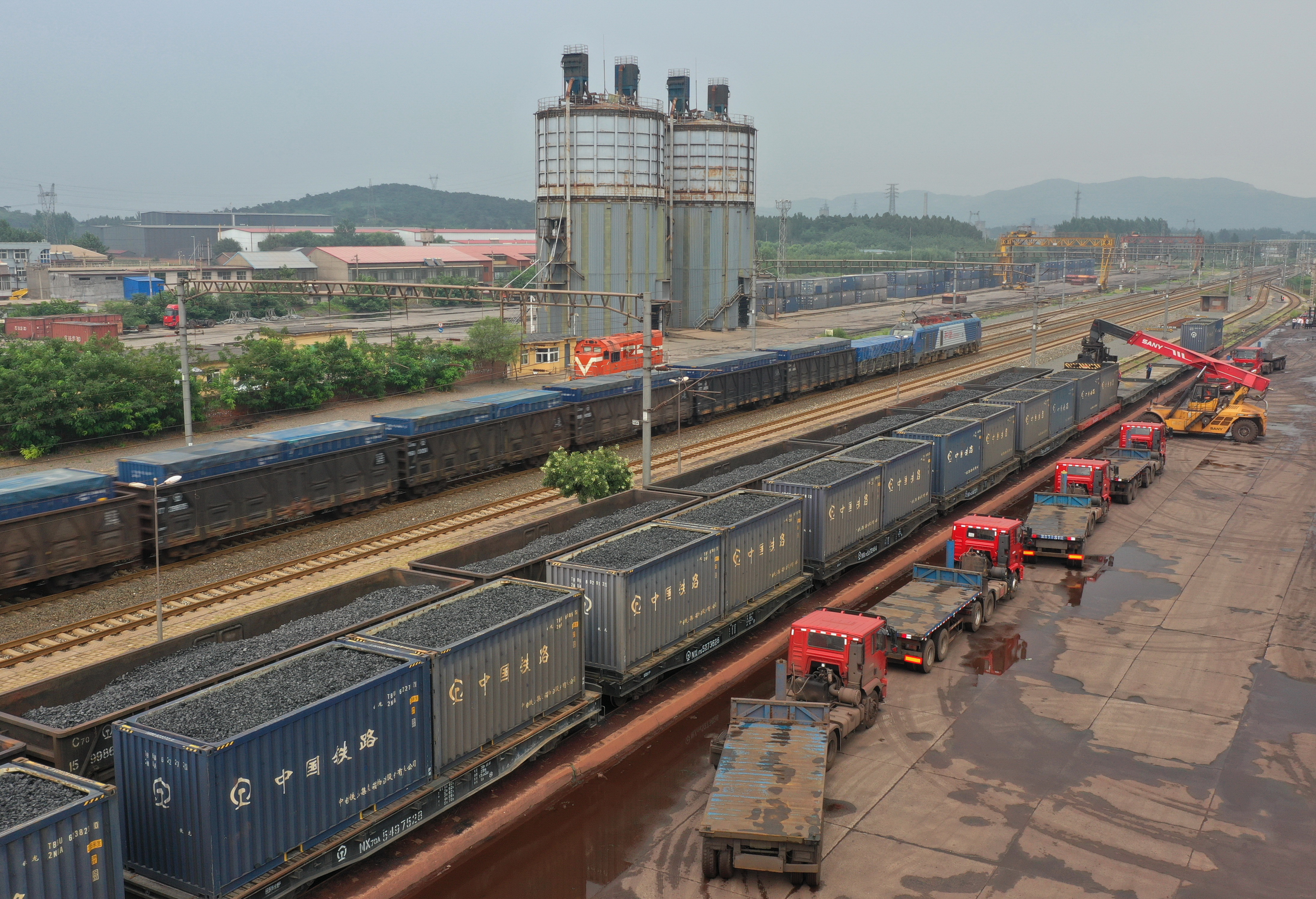7月28日,迁安市一家钢铁企业的工人在自备铁路站台卸载炼钢用焦炭