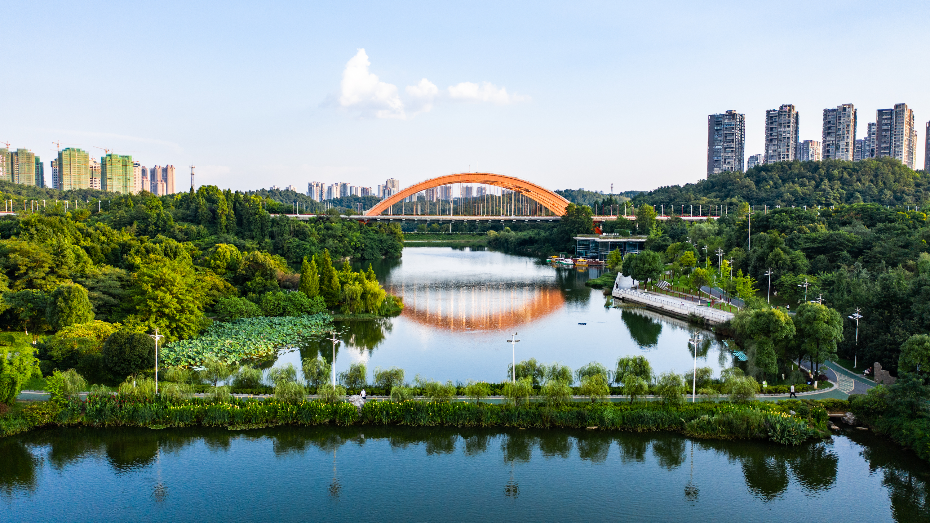 贵阳清凉度夏的观山湖公园
