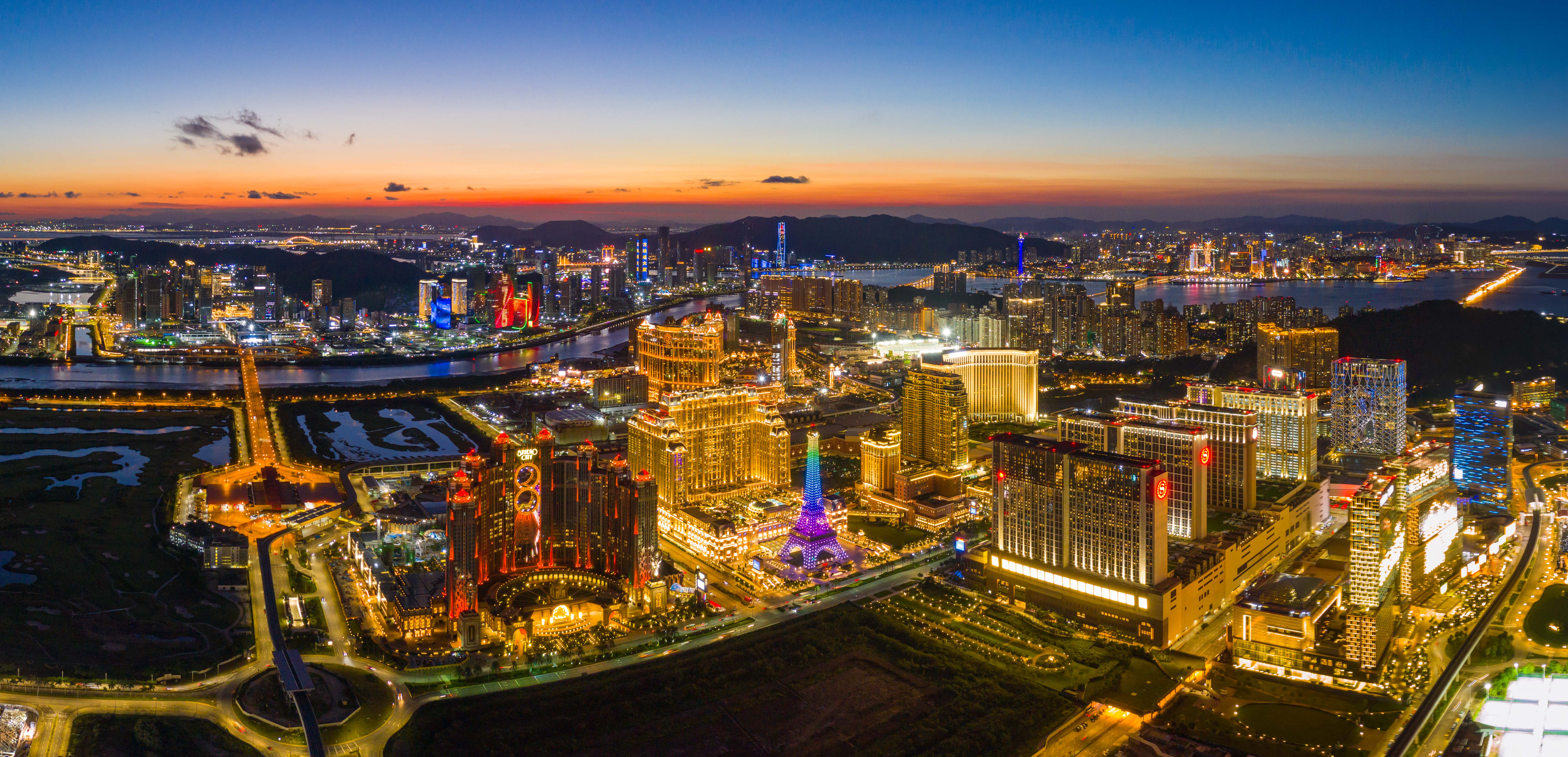 澳门路氹新城夜景(7月23日摄,无人机照片).