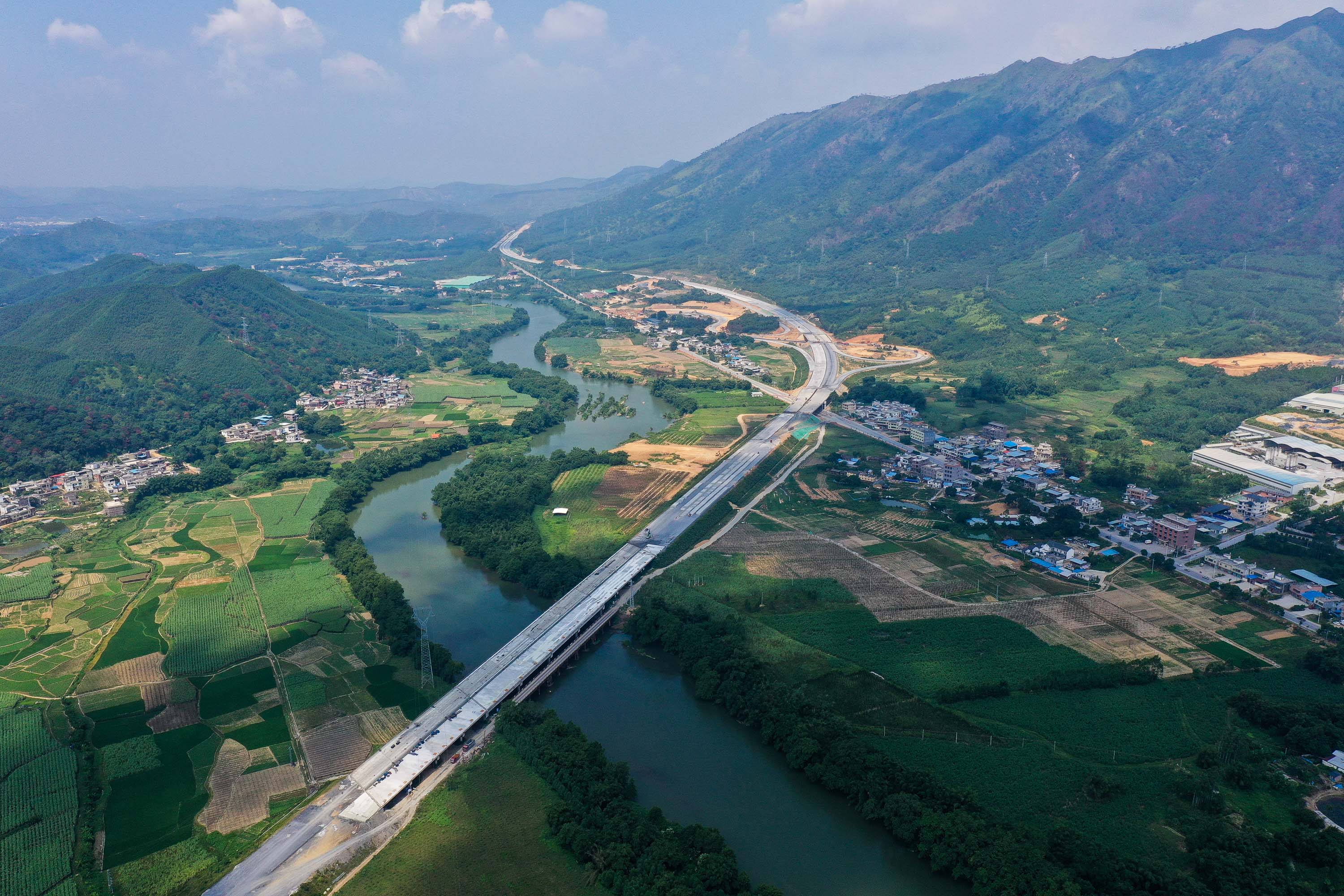 ↑这是8月25日拍摄的建设中的韶新高速公路翁源段(无人机照片).