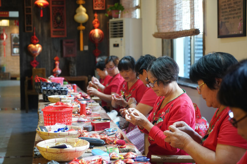 9月8日,村民在马庄香包文化大院制作香包.