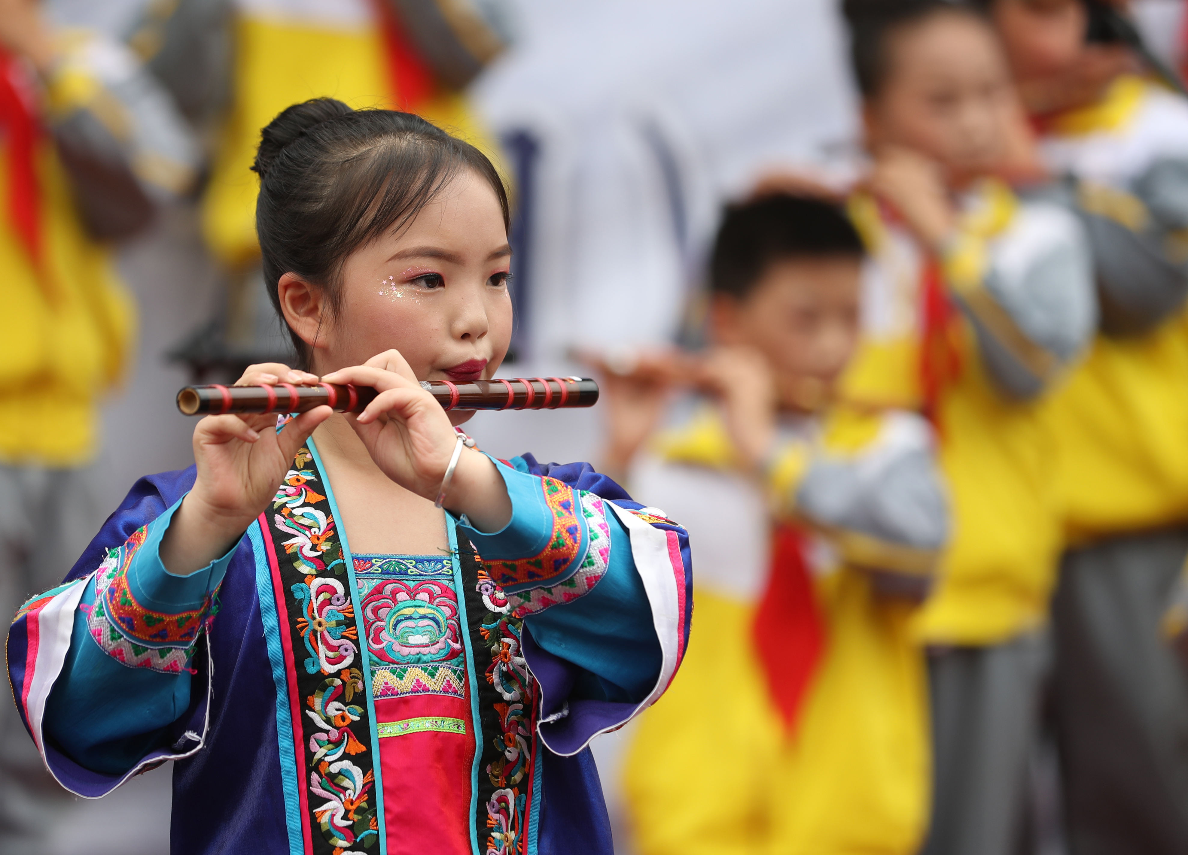 10月27日,玉屏县印山民族小学学生在参加竹笛比赛.