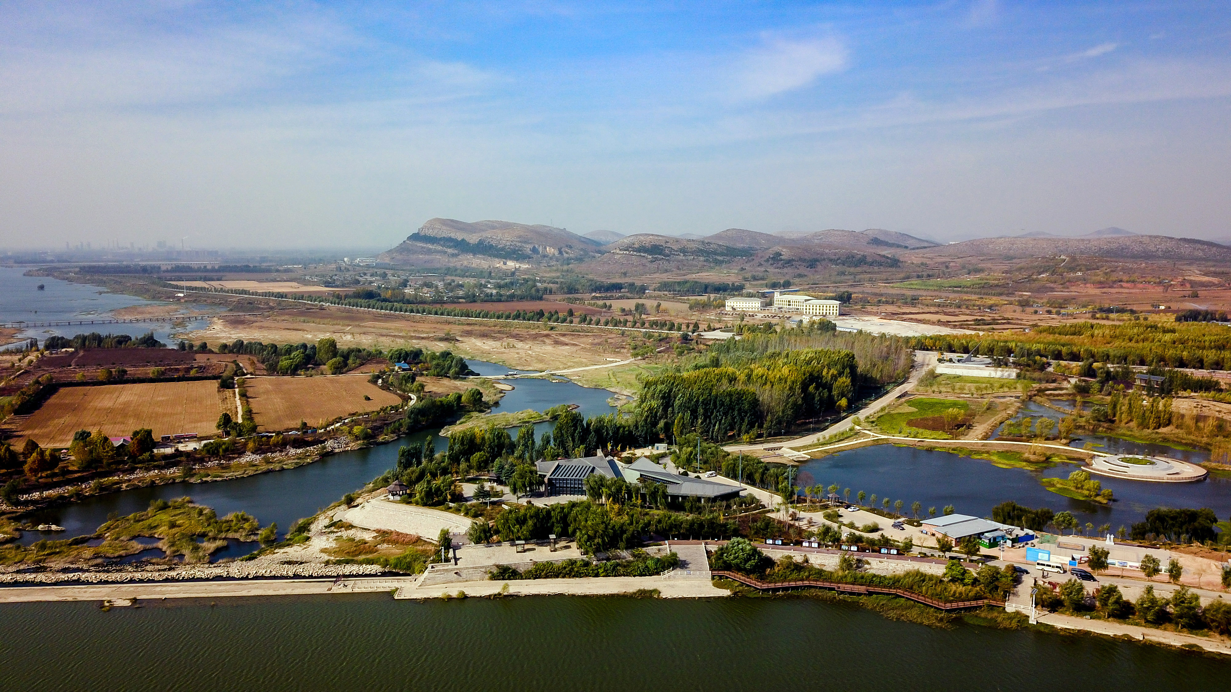 这是11月4日拍摄的位于山东省东平县的京杭大运河戴村坝(无人机照片).