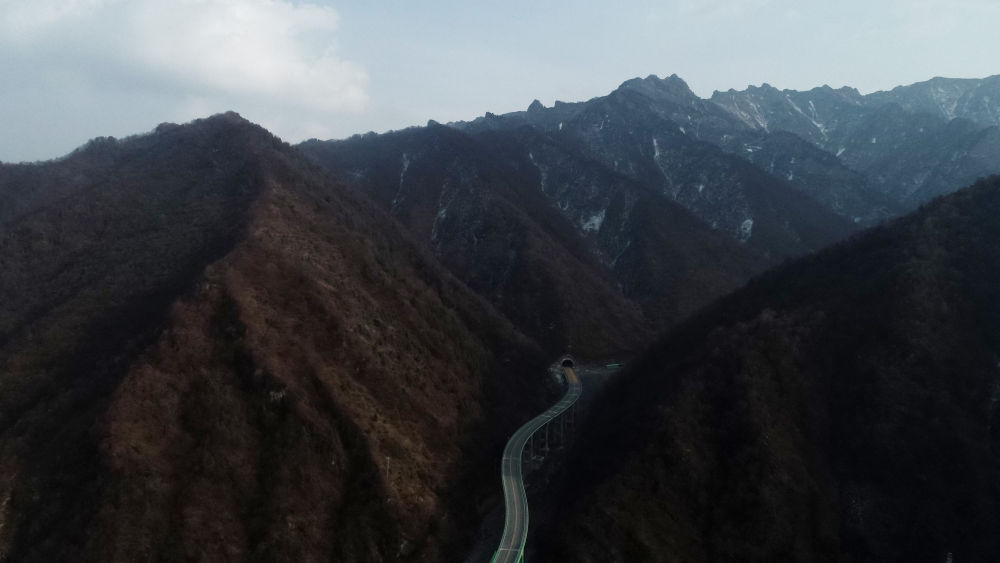 青海"网红公路"的旅游经济带动地区发展