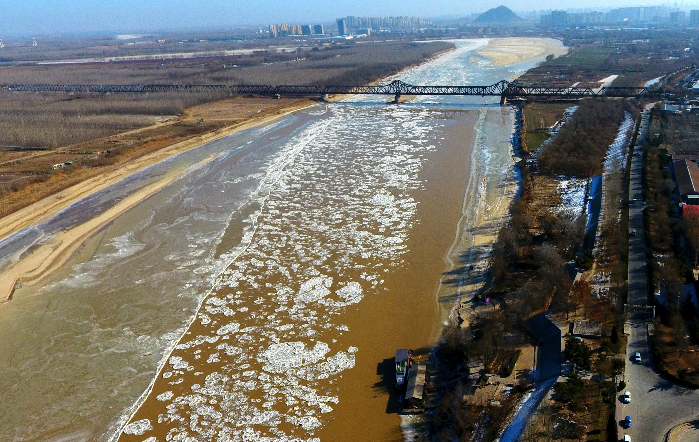 这是1月8日在黄河济南段拍摄的流凌(无人机照片).