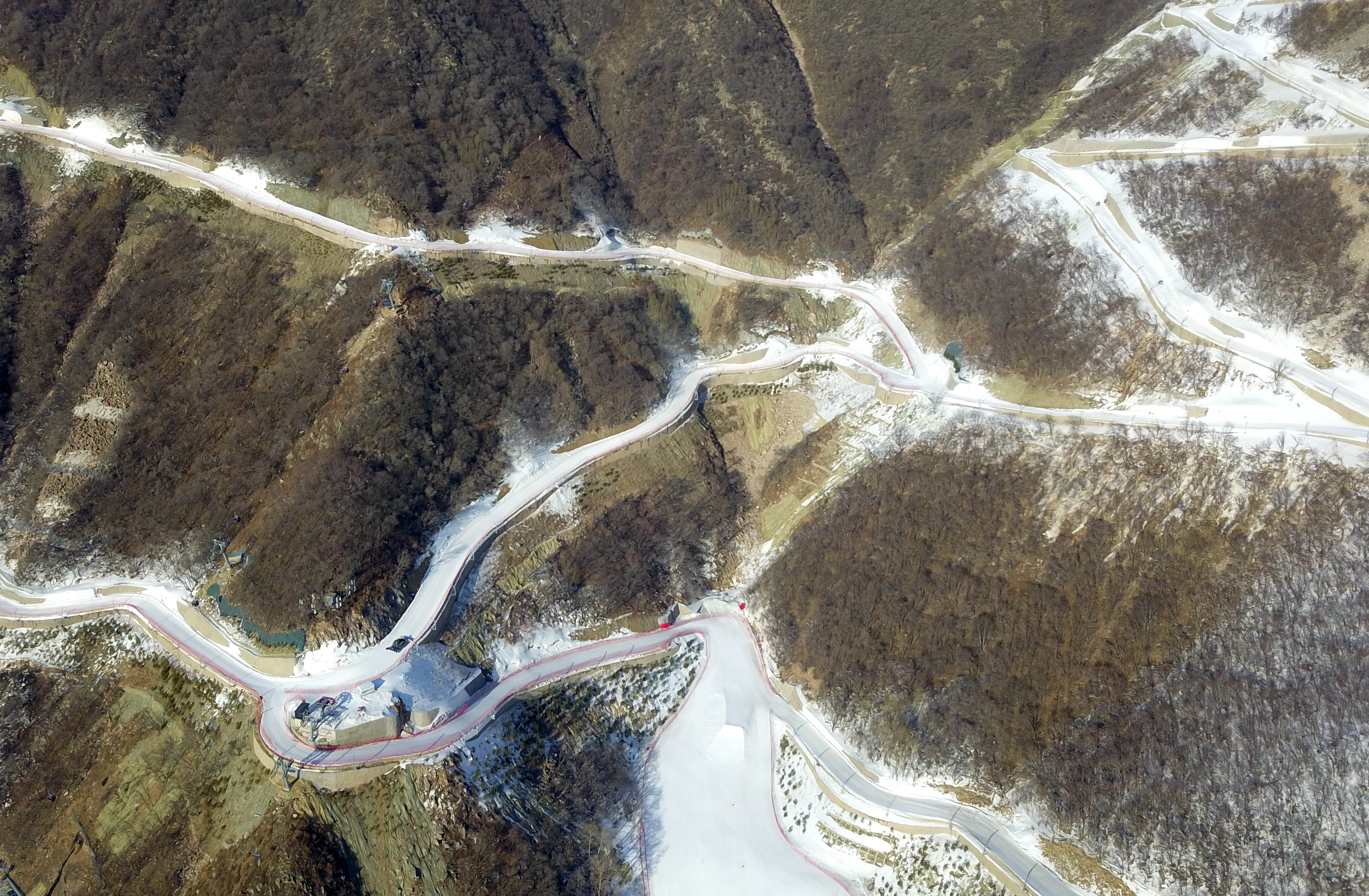 这是1月19日拍摄的国家高山滑雪中心(无人机照片).