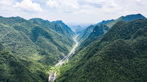 娄山关是大娄山山脉主峰,素有"黔北咽喉"之称,是川渝入黔的交通要塞.