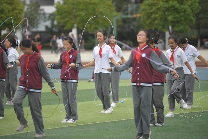 昆明市第一中学西山学校的初中生正在上体育课